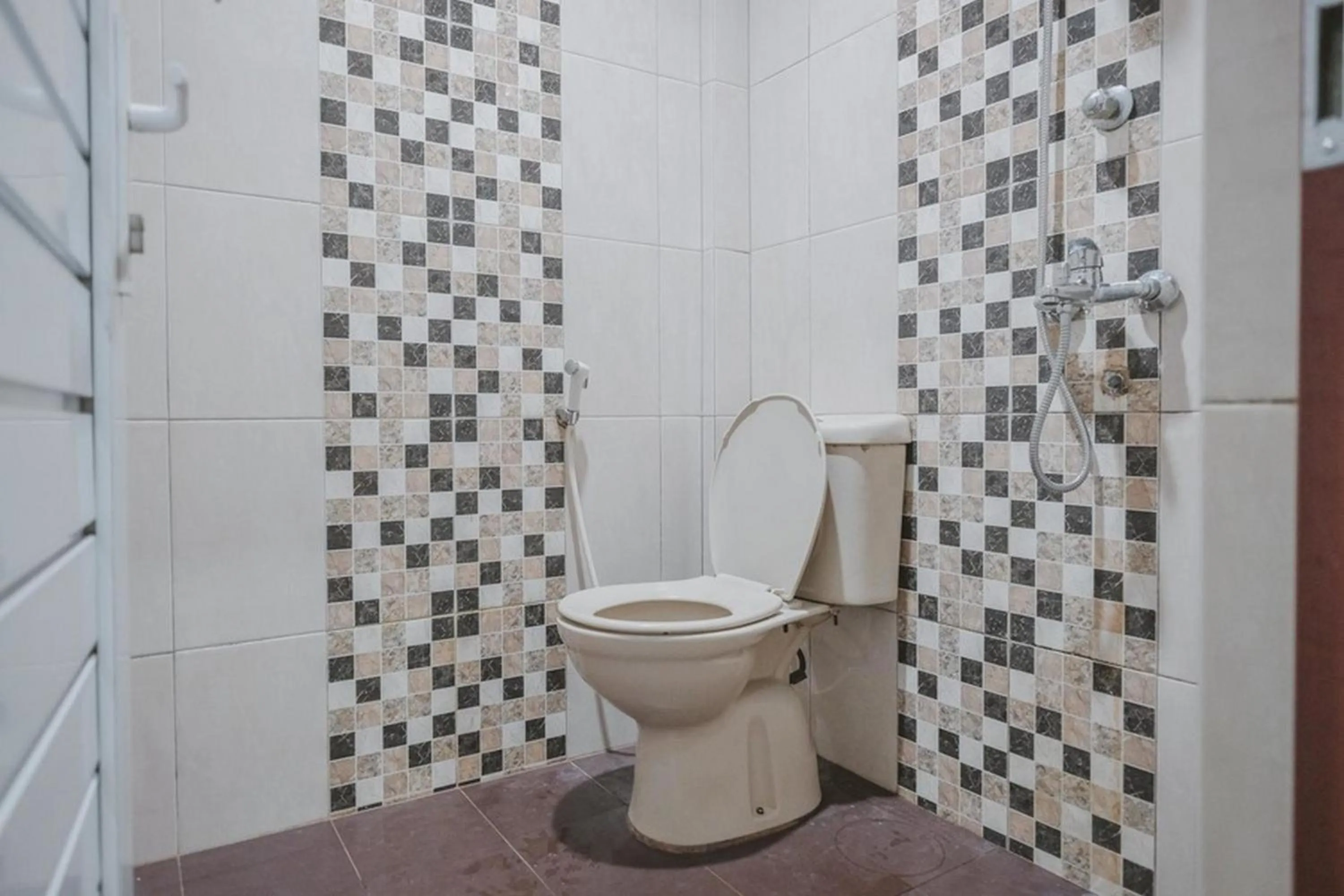 Bathroom in RedDoorz Syariah near Jamtos Jambi 2