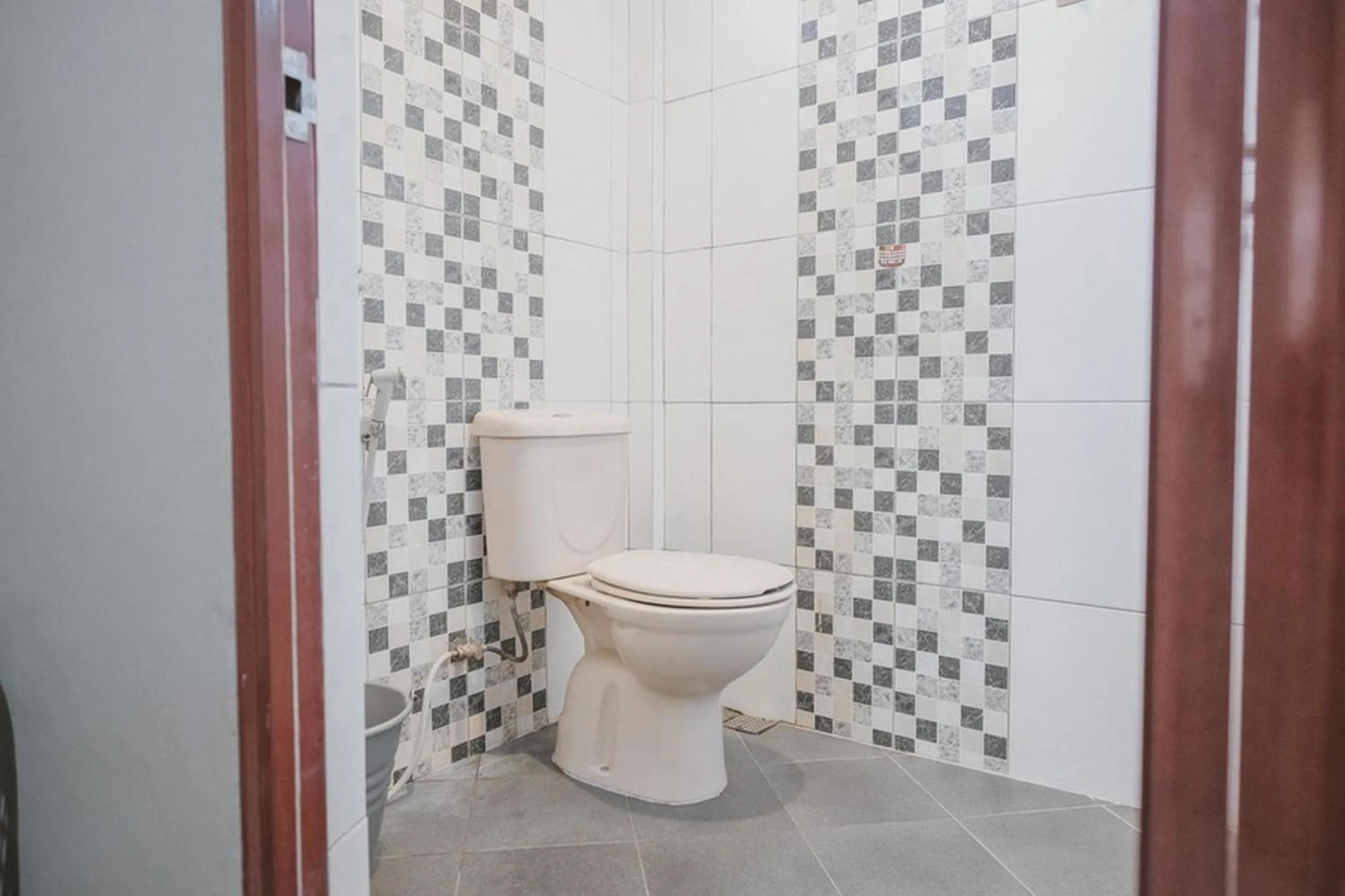 Bathroom in RedDoorz Syariah near Jamtos Jambi 2