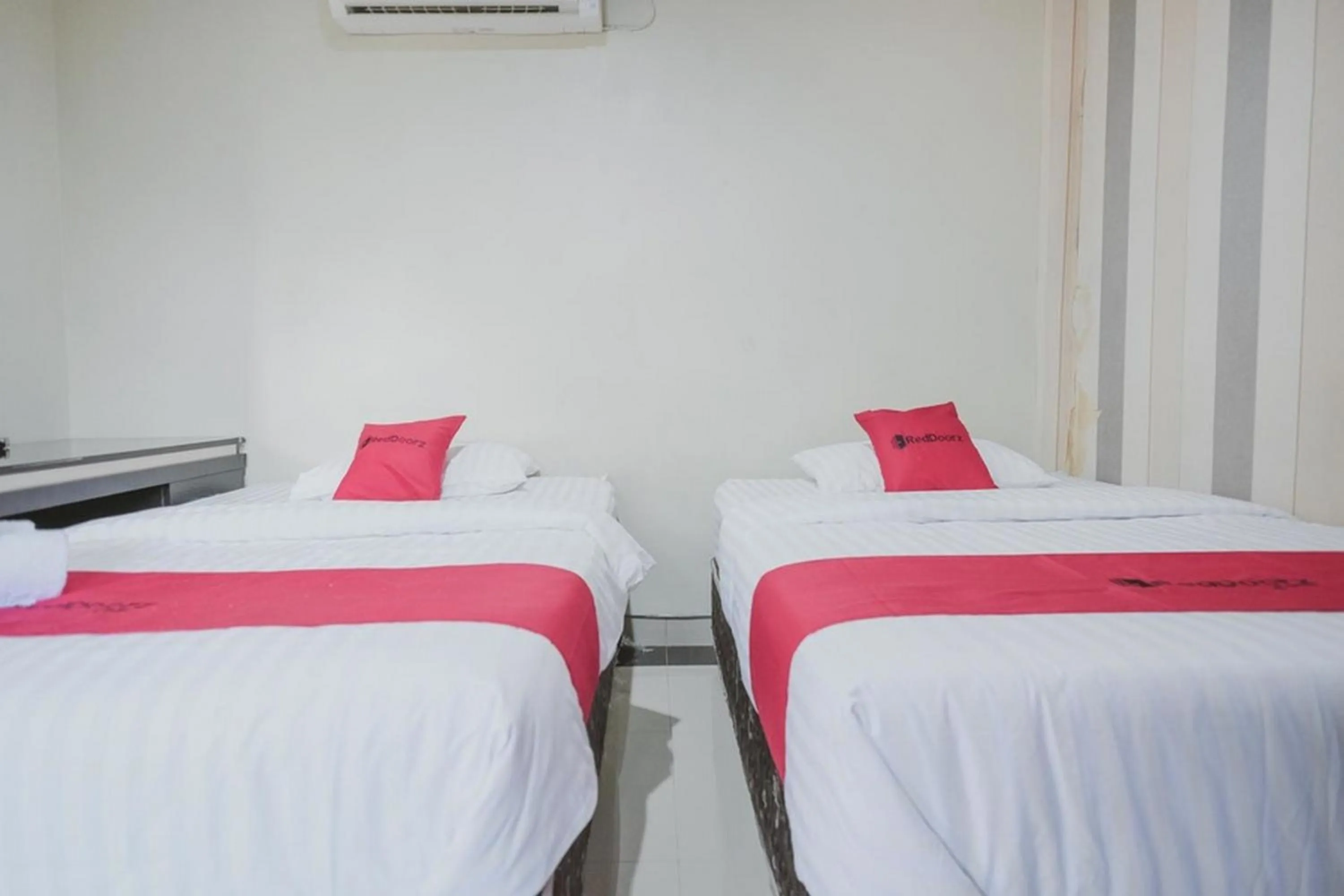 Bedroom, Bed in RedDoorz Syariah near Jamtos Jambi 2