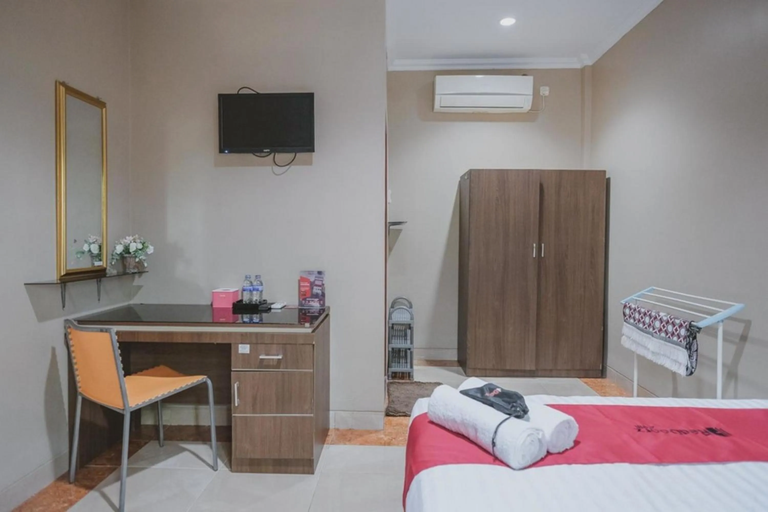 Photo of the whole room, Bed in RedDoorz Syariah near Jamtos Jambi 2
