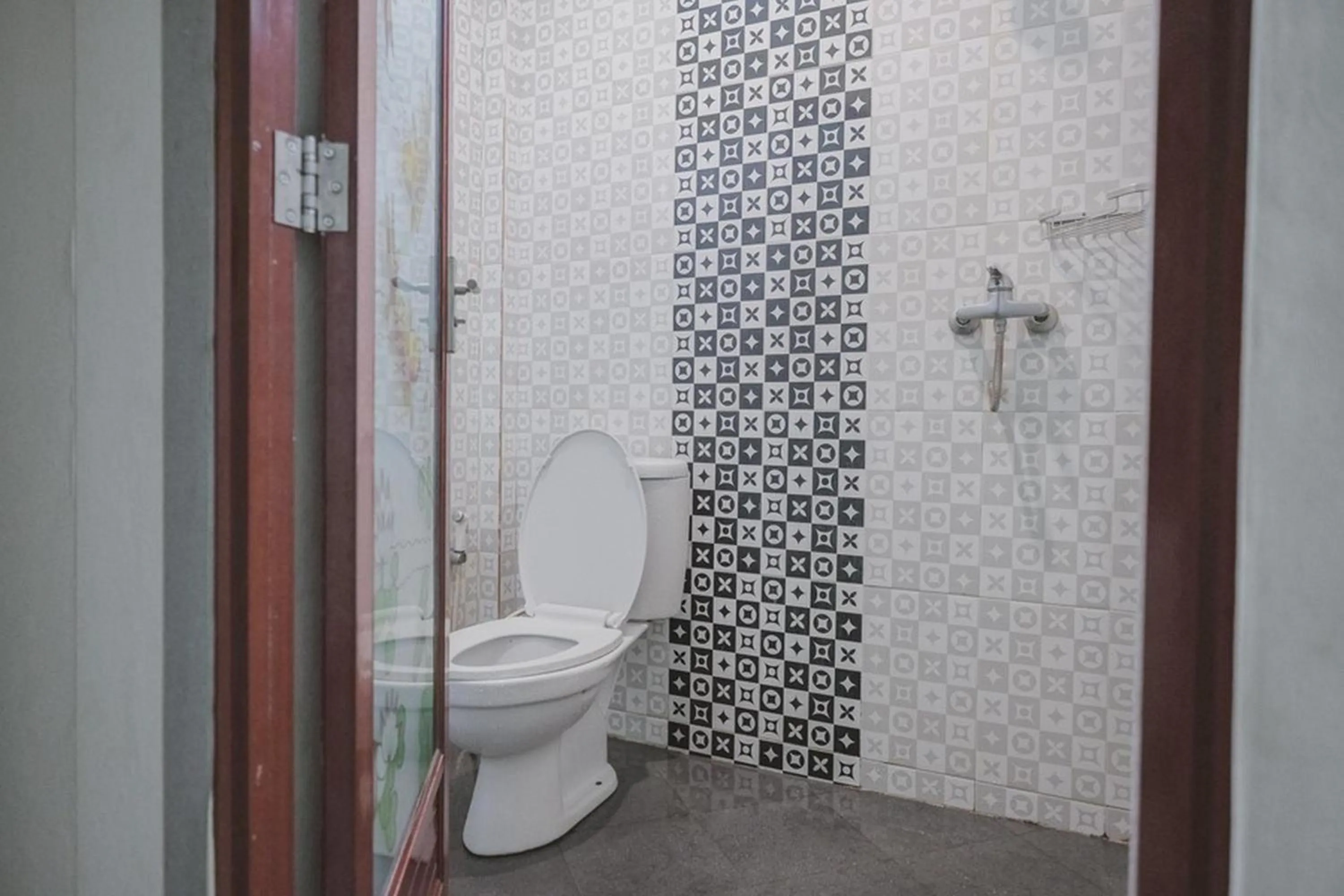 Bathroom in RedDoorz Syariah near Jamtos Jambi 2