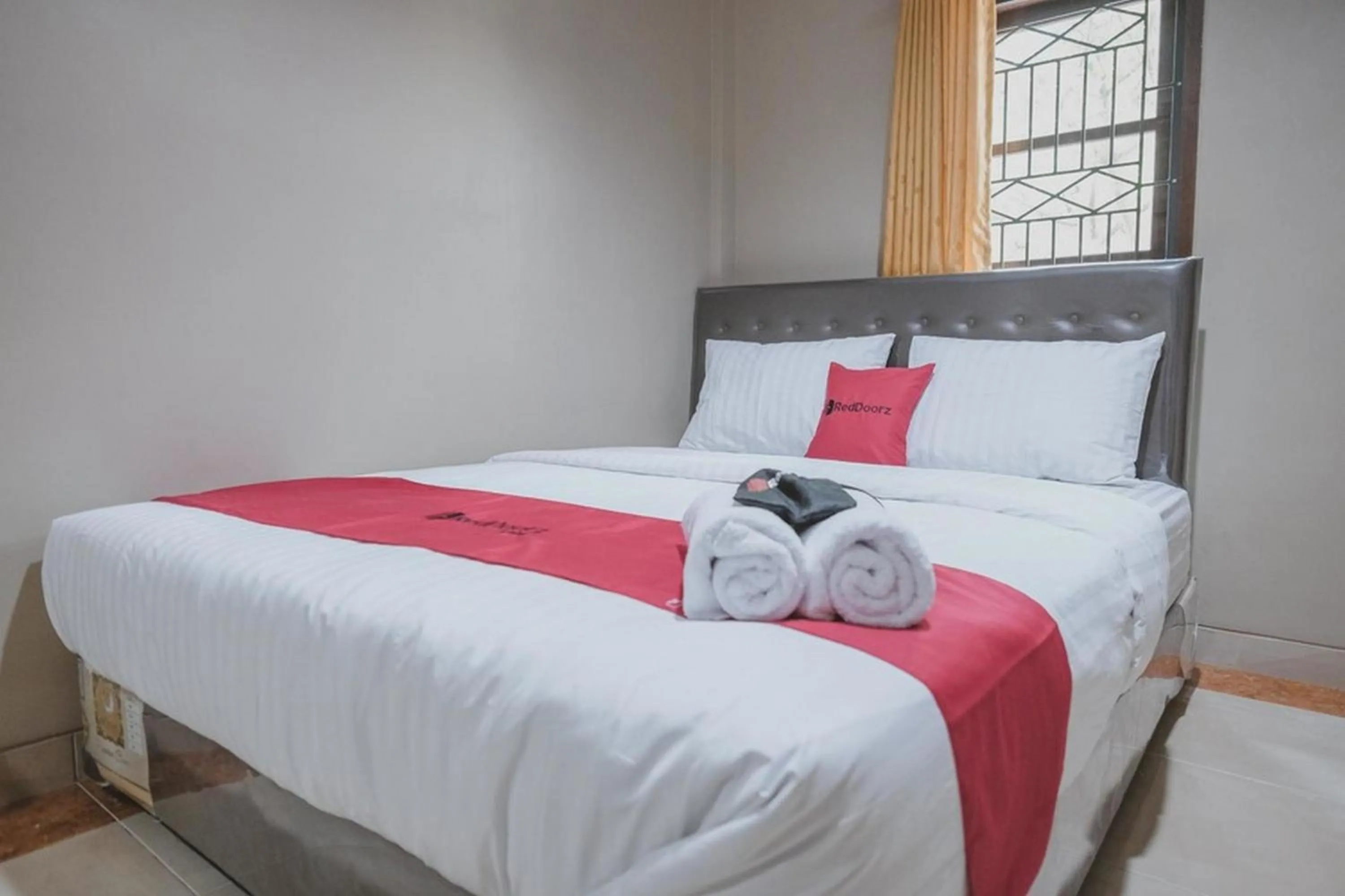 Bedroom, Bed in RedDoorz Syariah near Jamtos Jambi 2