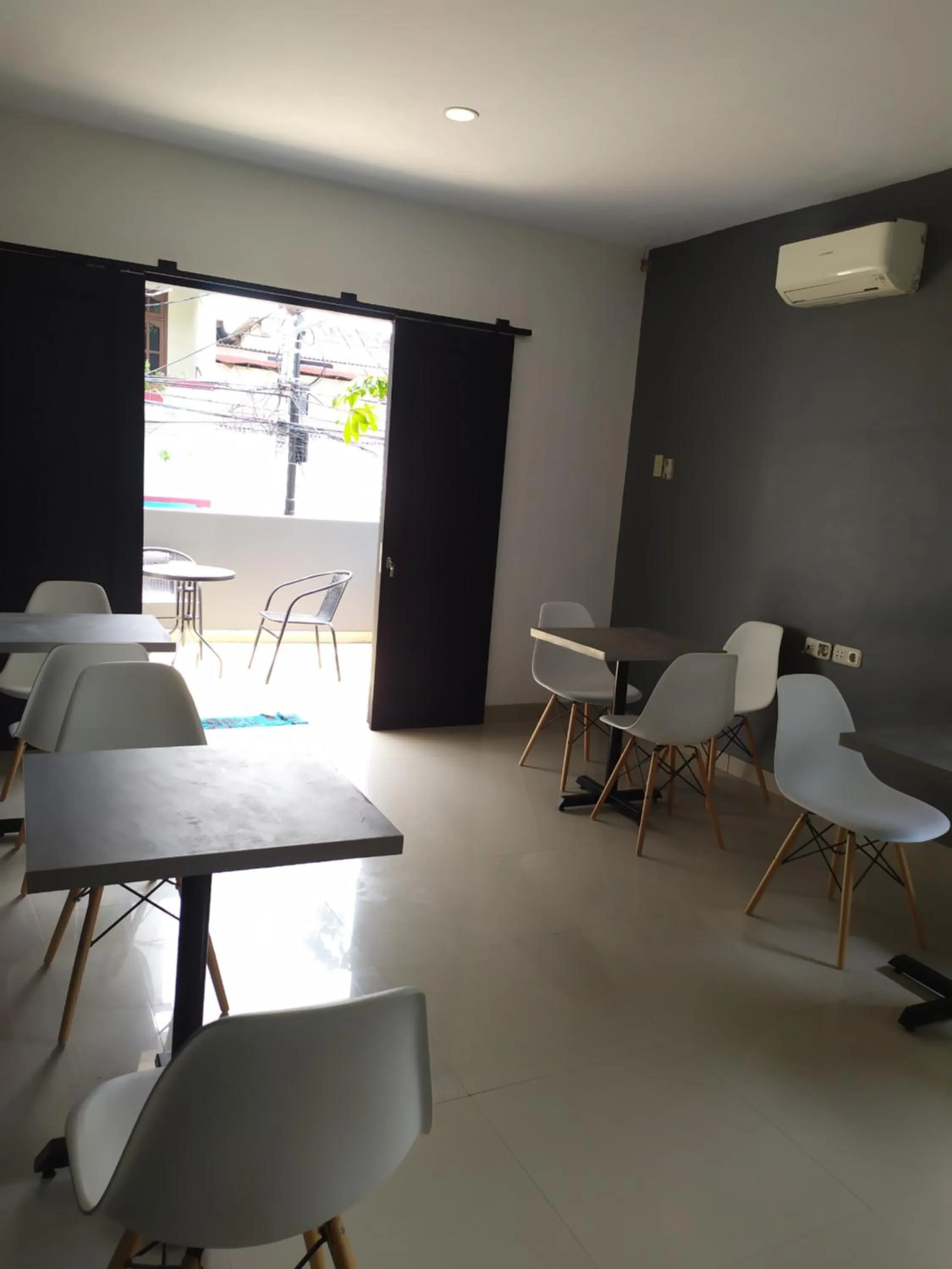 Restaurant/places to eat in Puri Maju Hotel