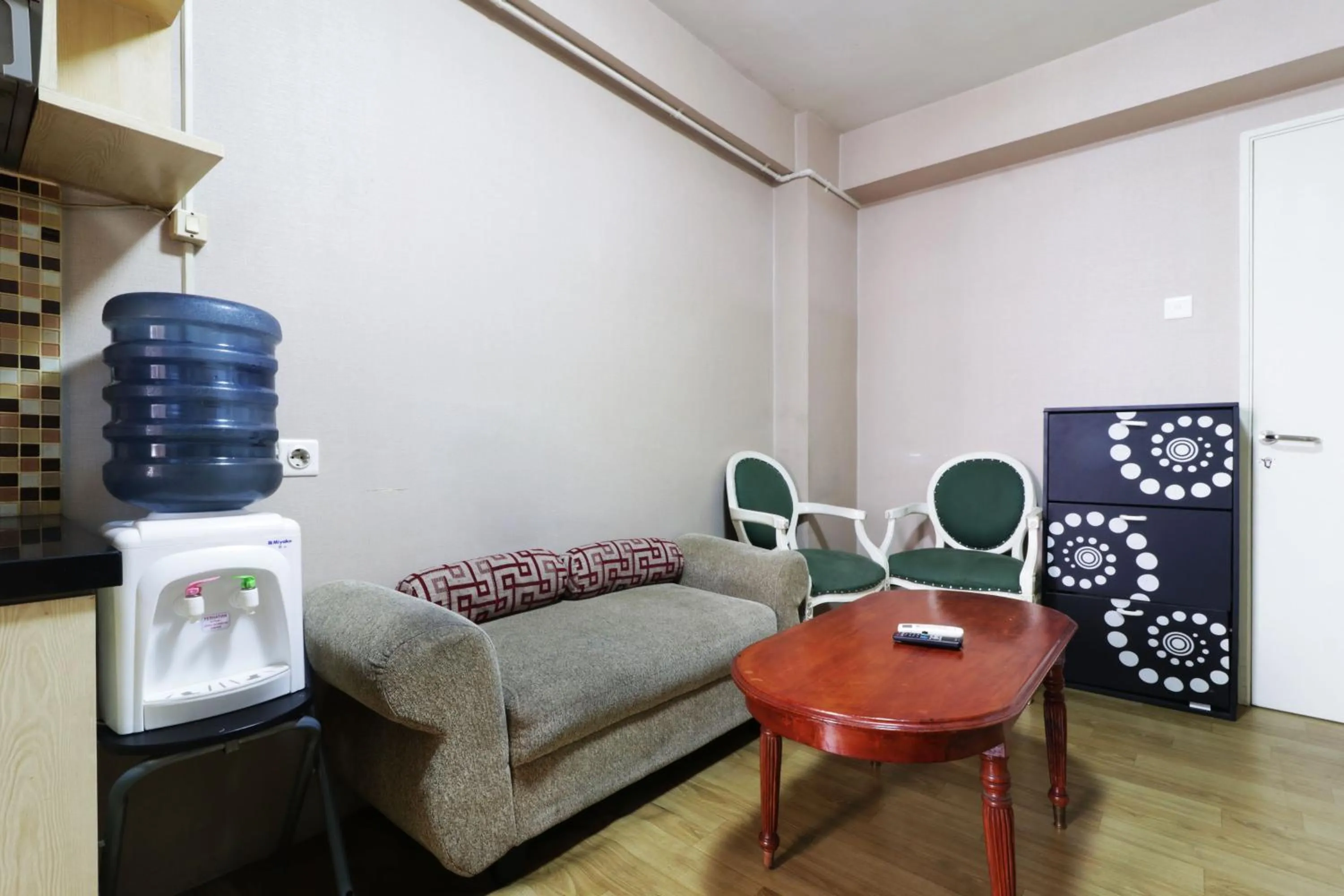 Living room in Apartment Kalibata City by Novi