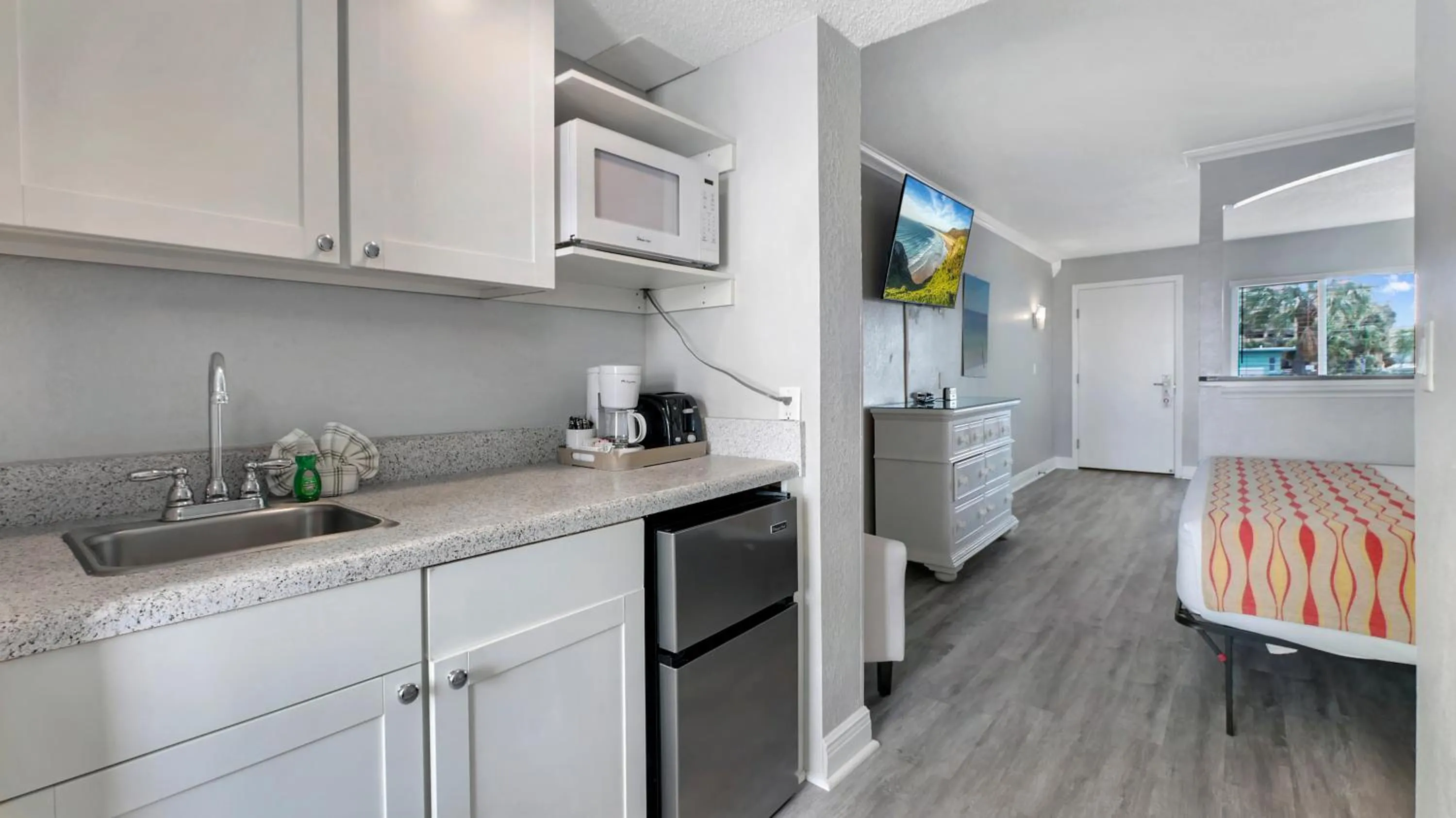 Kitchen or kitchenette in Pelican Pointe Clearwater Beach Hotel