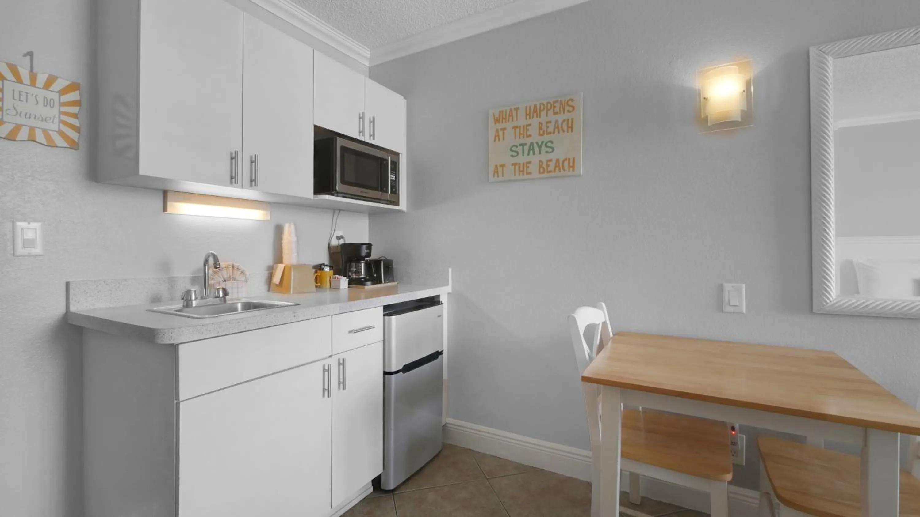 Kitchen or kitchenette in Pelican Pointe Clearwater Beach Hotel