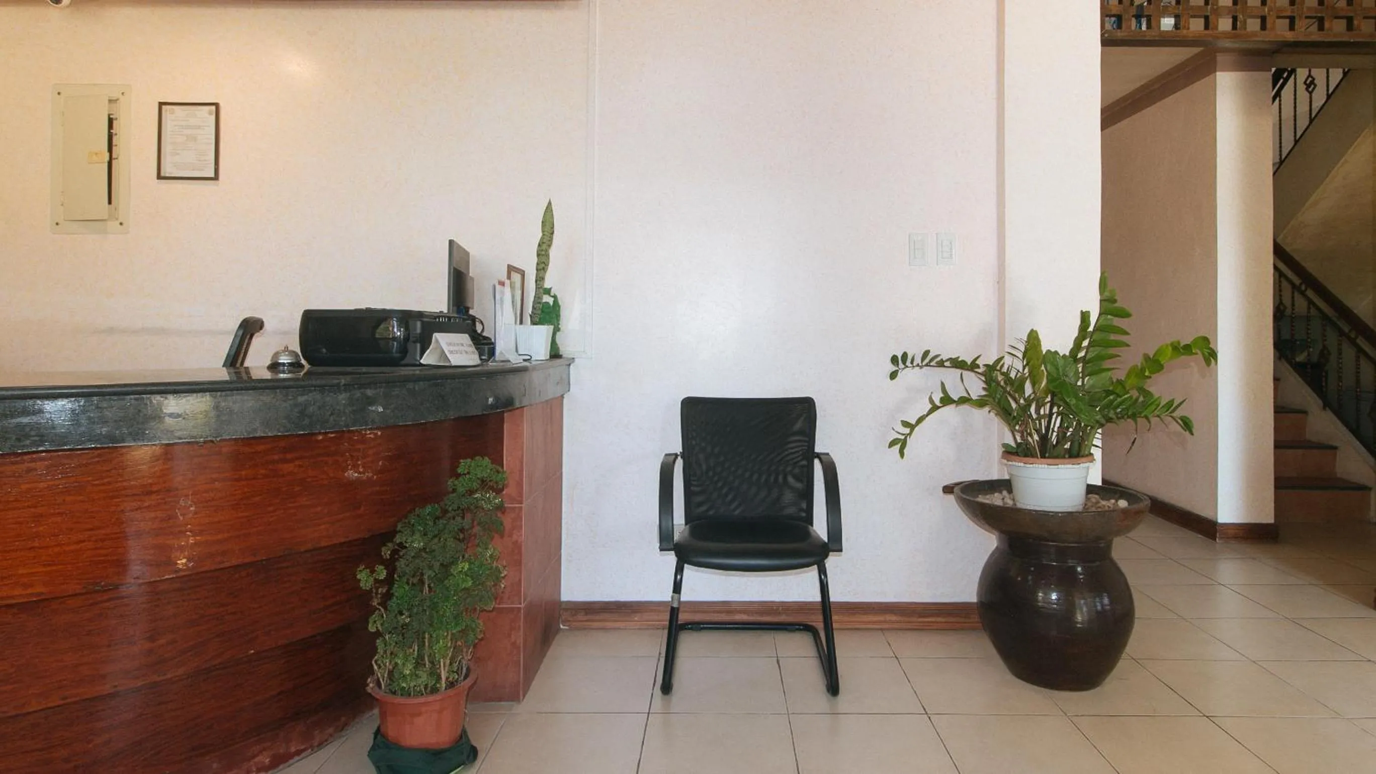 Lobby or reception in RedDoorz at Coco Grove Tourist Inn