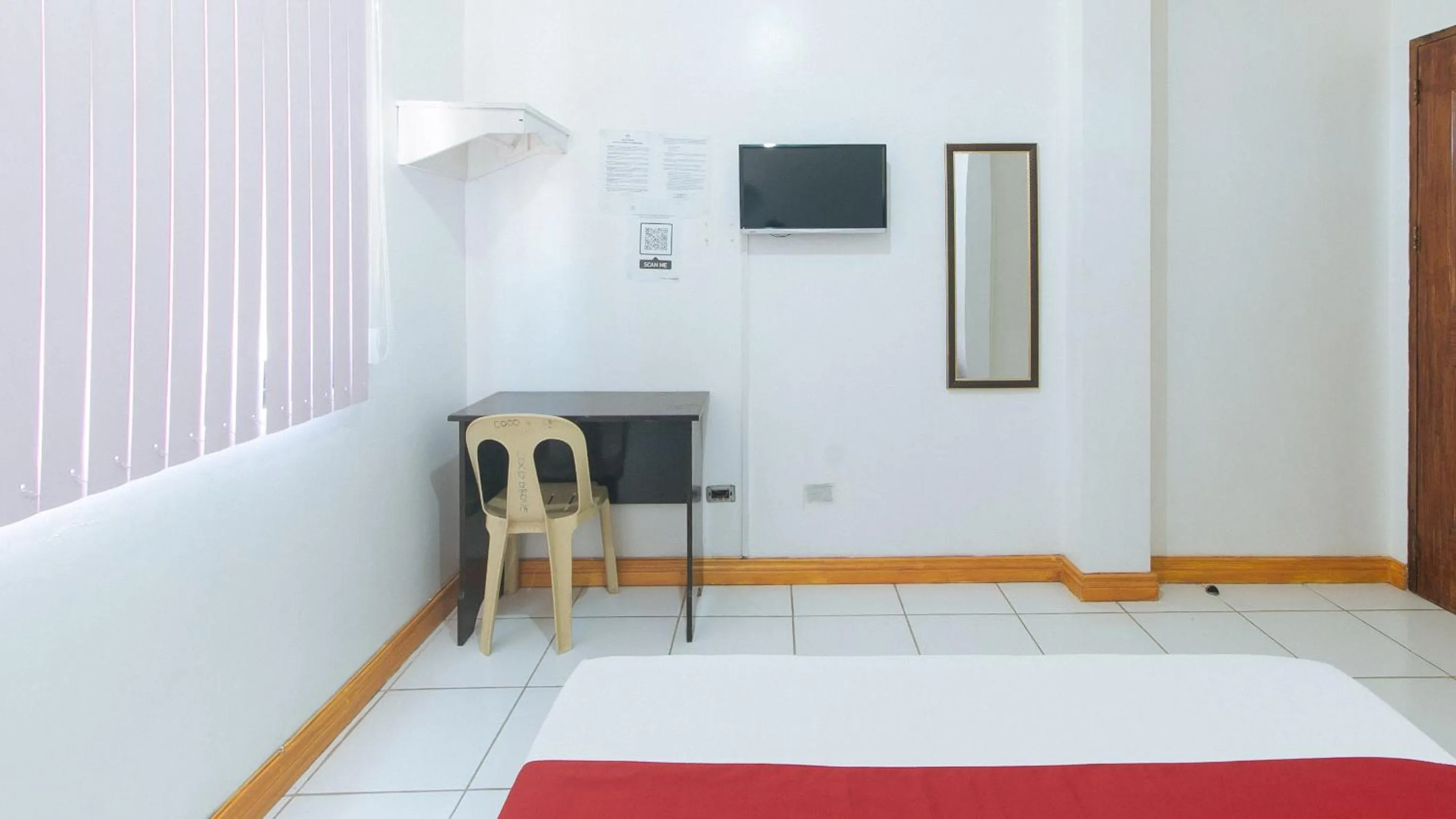 TV and multimedia, Bed in RedDoorz at Coco Grove Tourist Inn