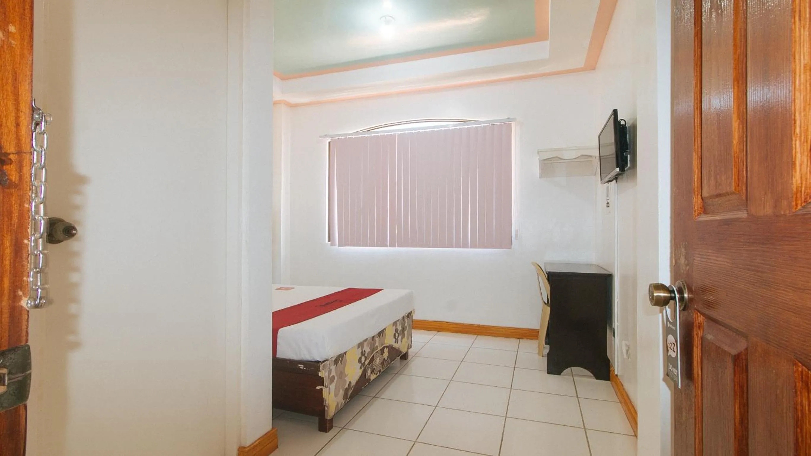 Bed in RedDoorz at Coco Grove Tourist Inn