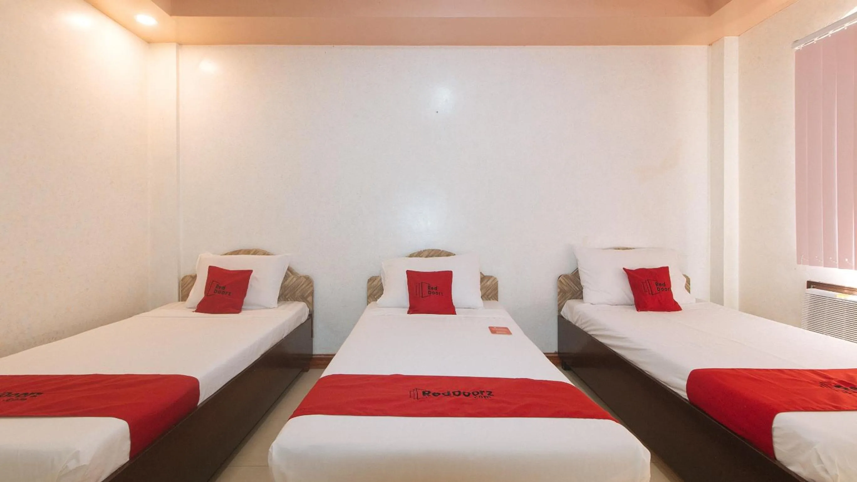 Bed in RedDoorz at Coco Grove Tourist Inn