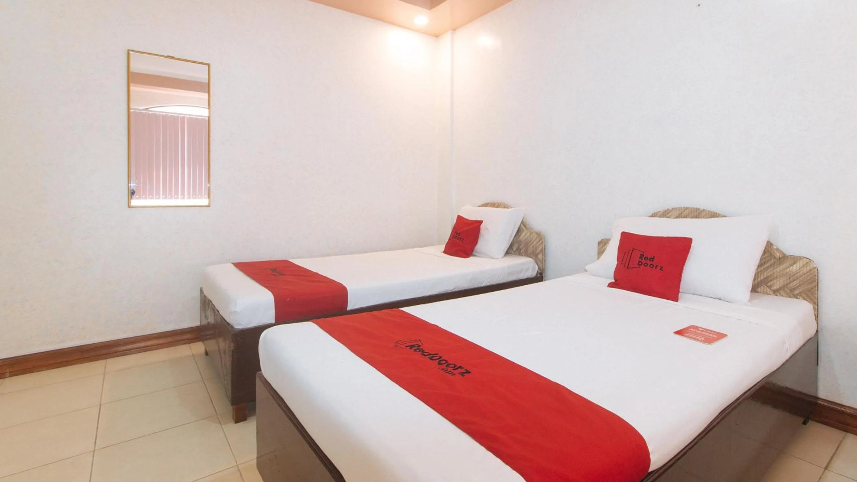 Bed in RedDoorz at Coco Grove Tourist Inn