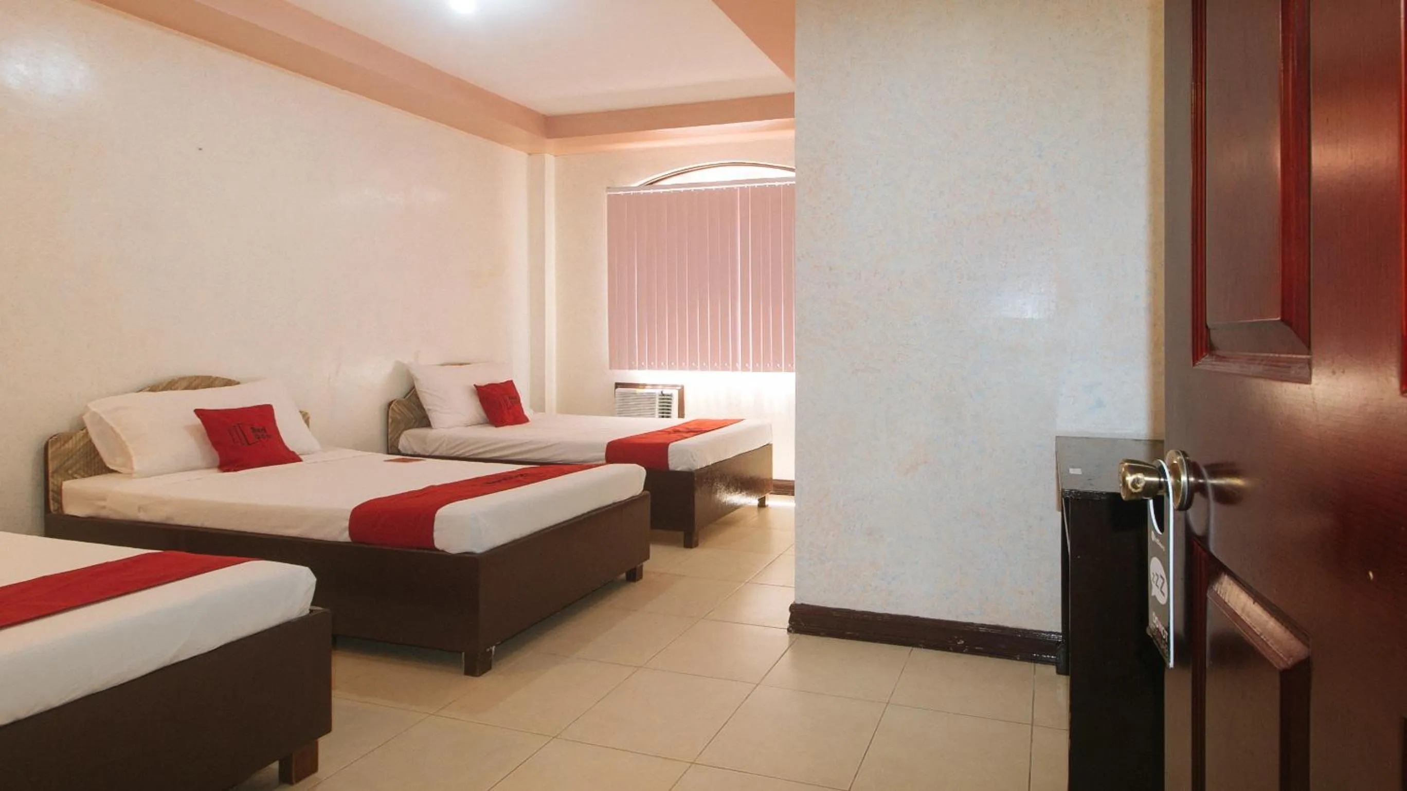 Bed in RedDoorz at Coco Grove Tourist Inn