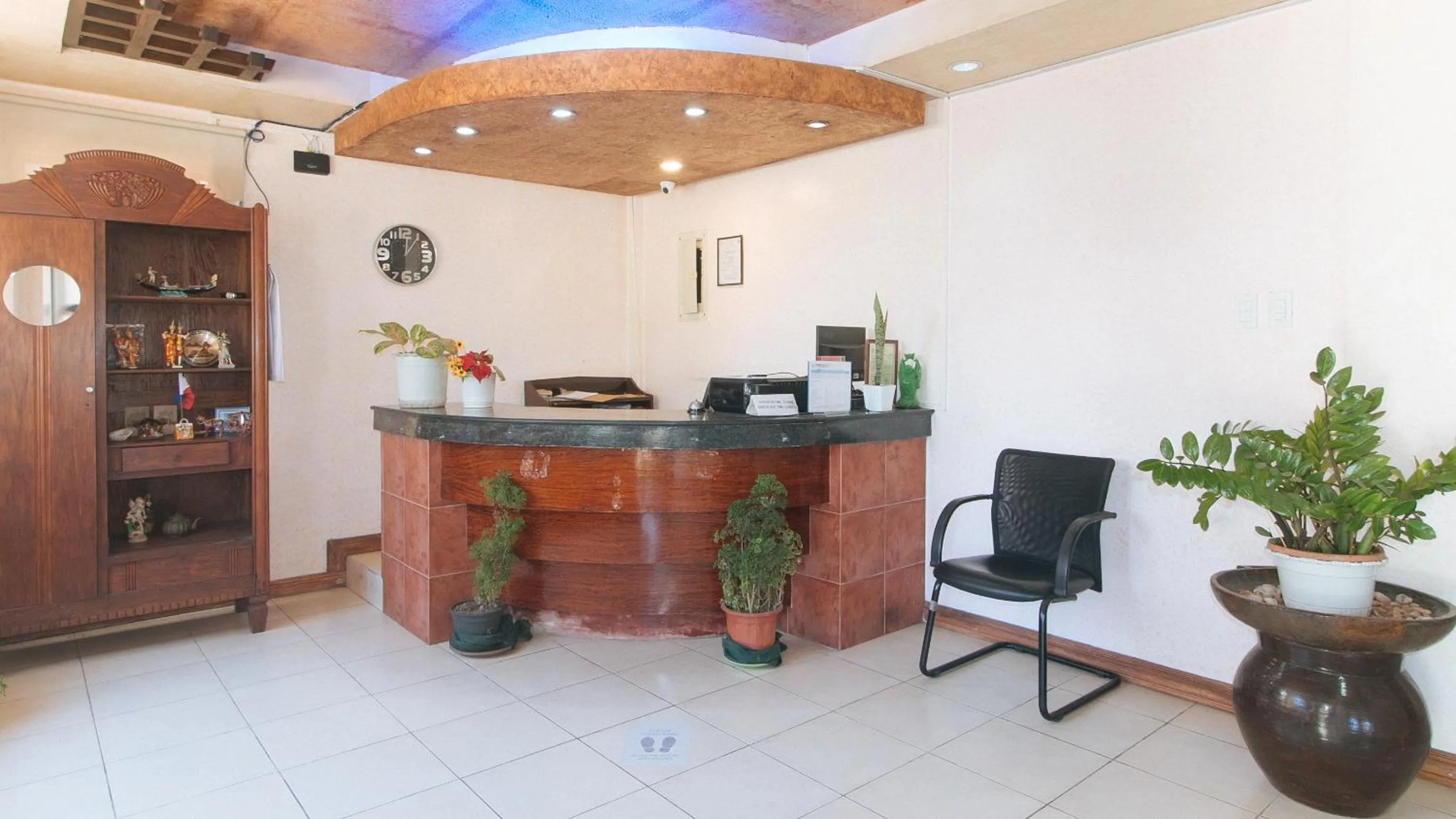 Lobby or reception in RedDoorz at Coco Grove Tourist Inn