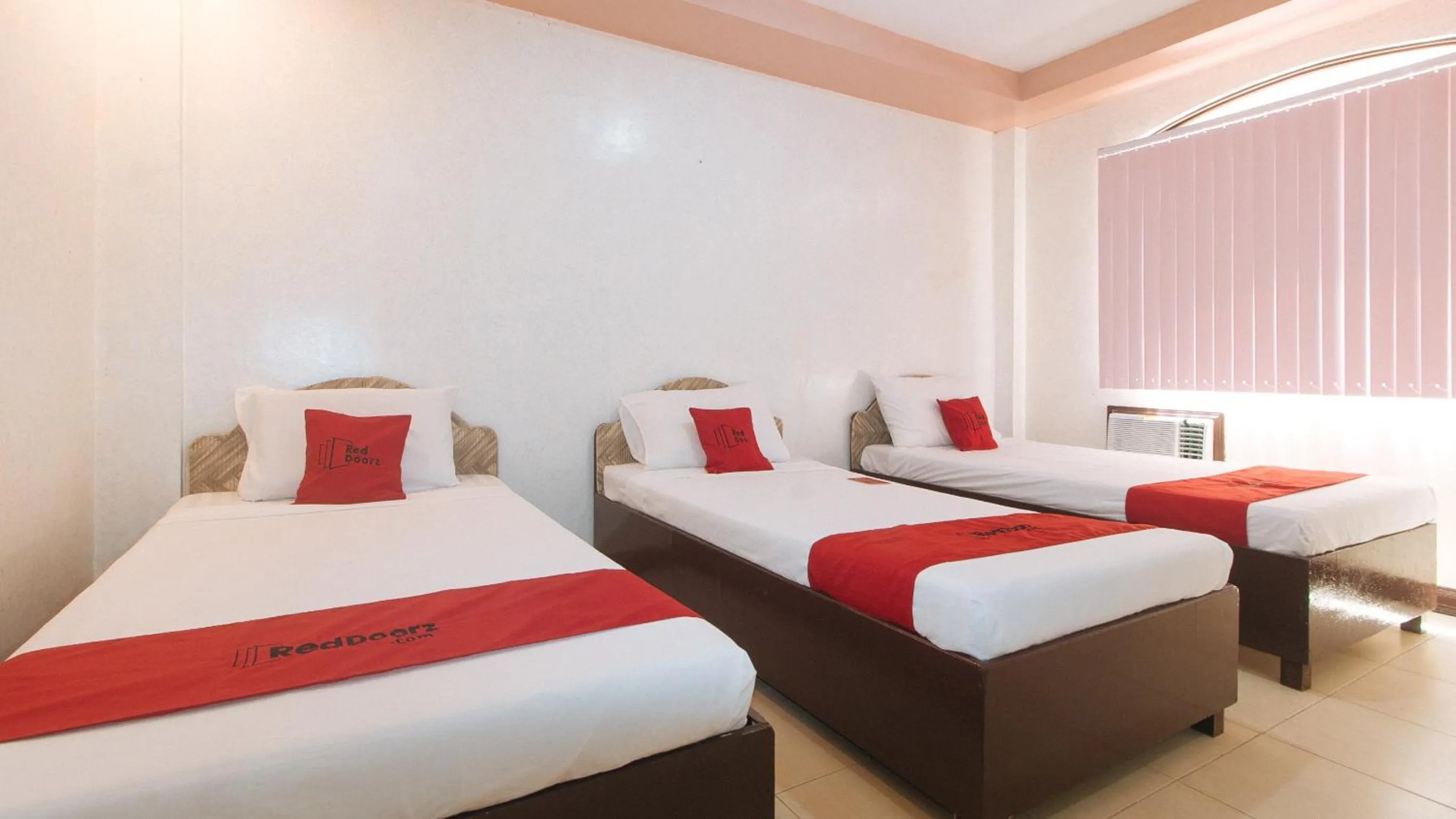 Bed in RedDoorz at Coco Grove Tourist Inn