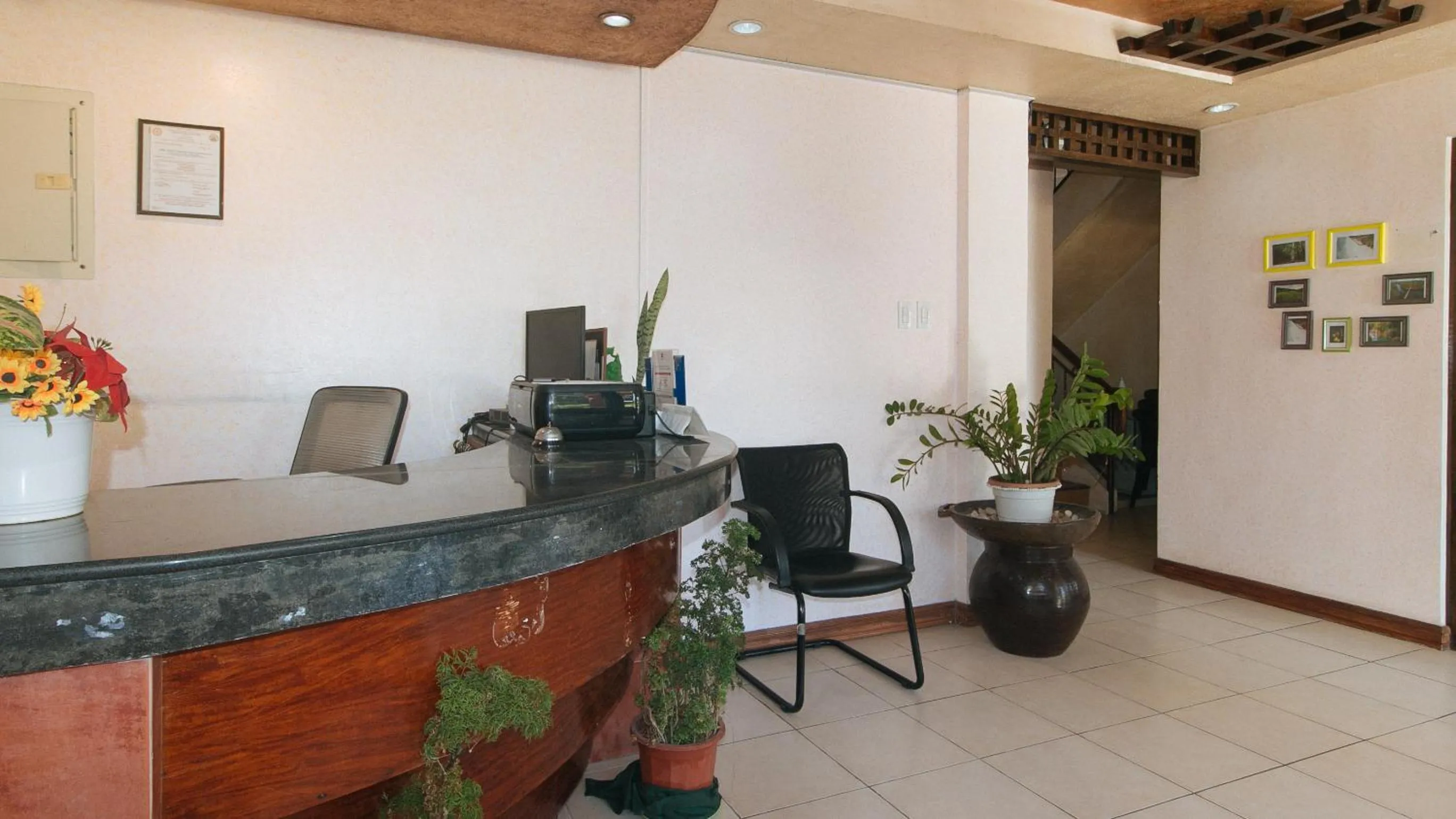 Lobby or reception in RedDoorz at Coco Grove Tourist Inn