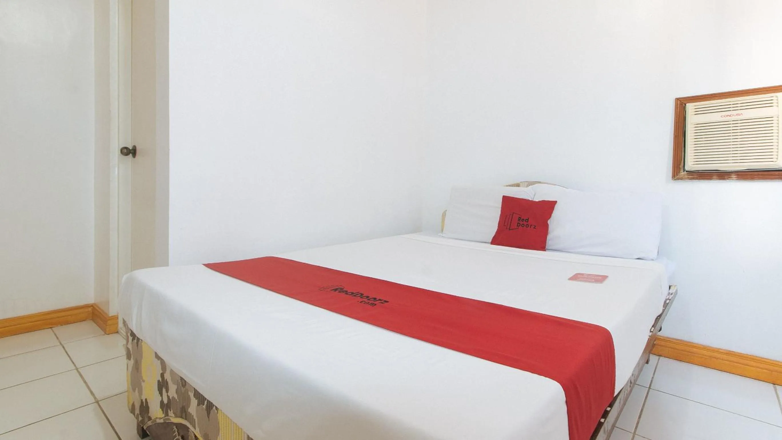 Bed in RedDoorz at Coco Grove Tourist Inn