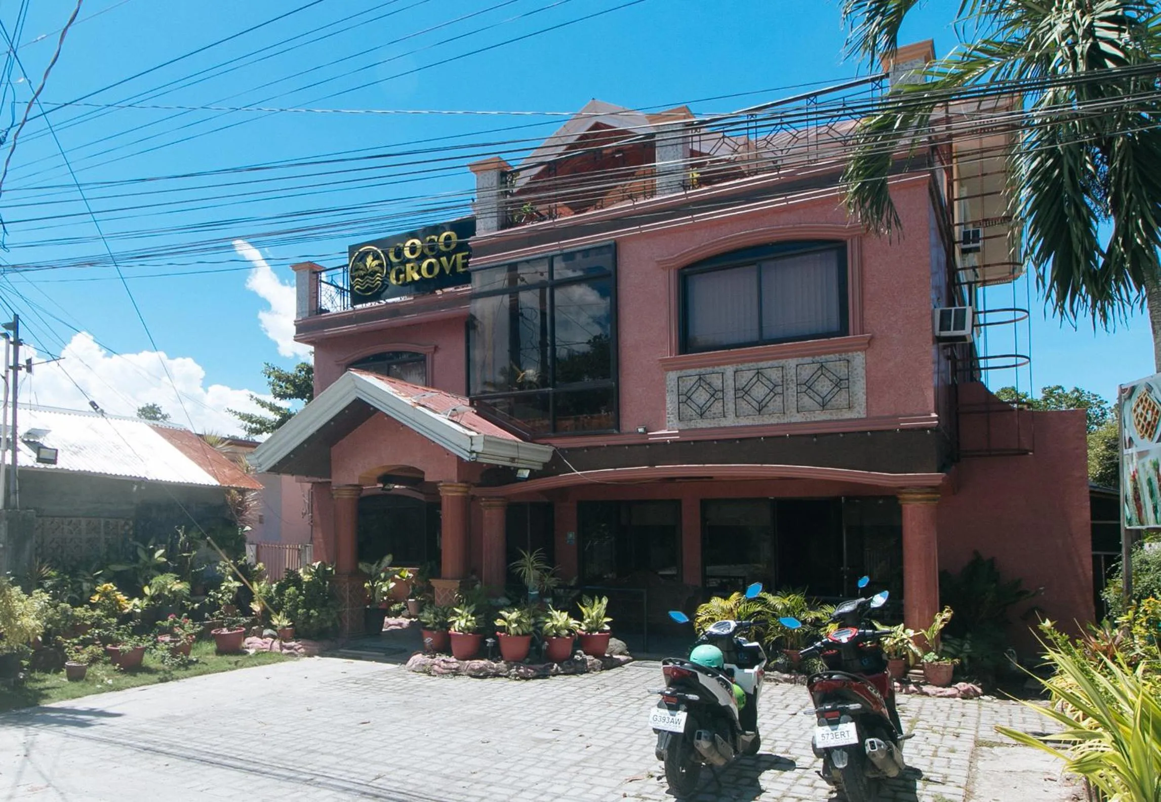 Property building in RedDoorz at Coco Grove Tourist Inn