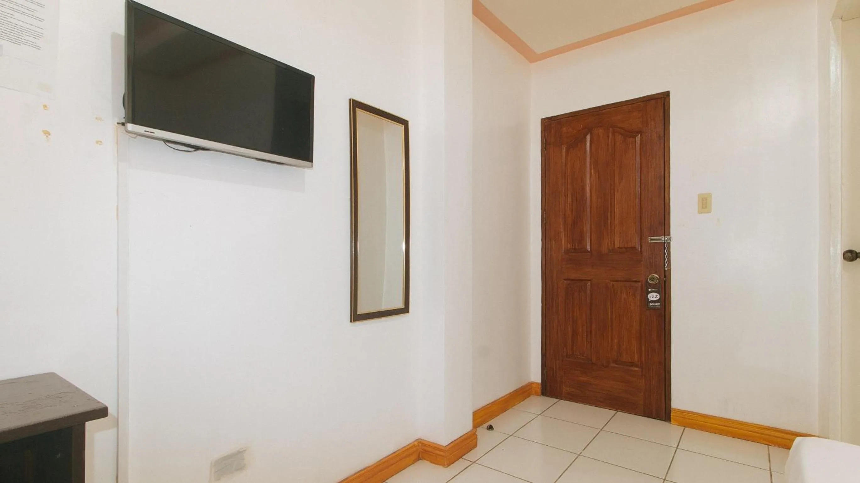 TV and multimedia in RedDoorz at Coco Grove Tourist Inn