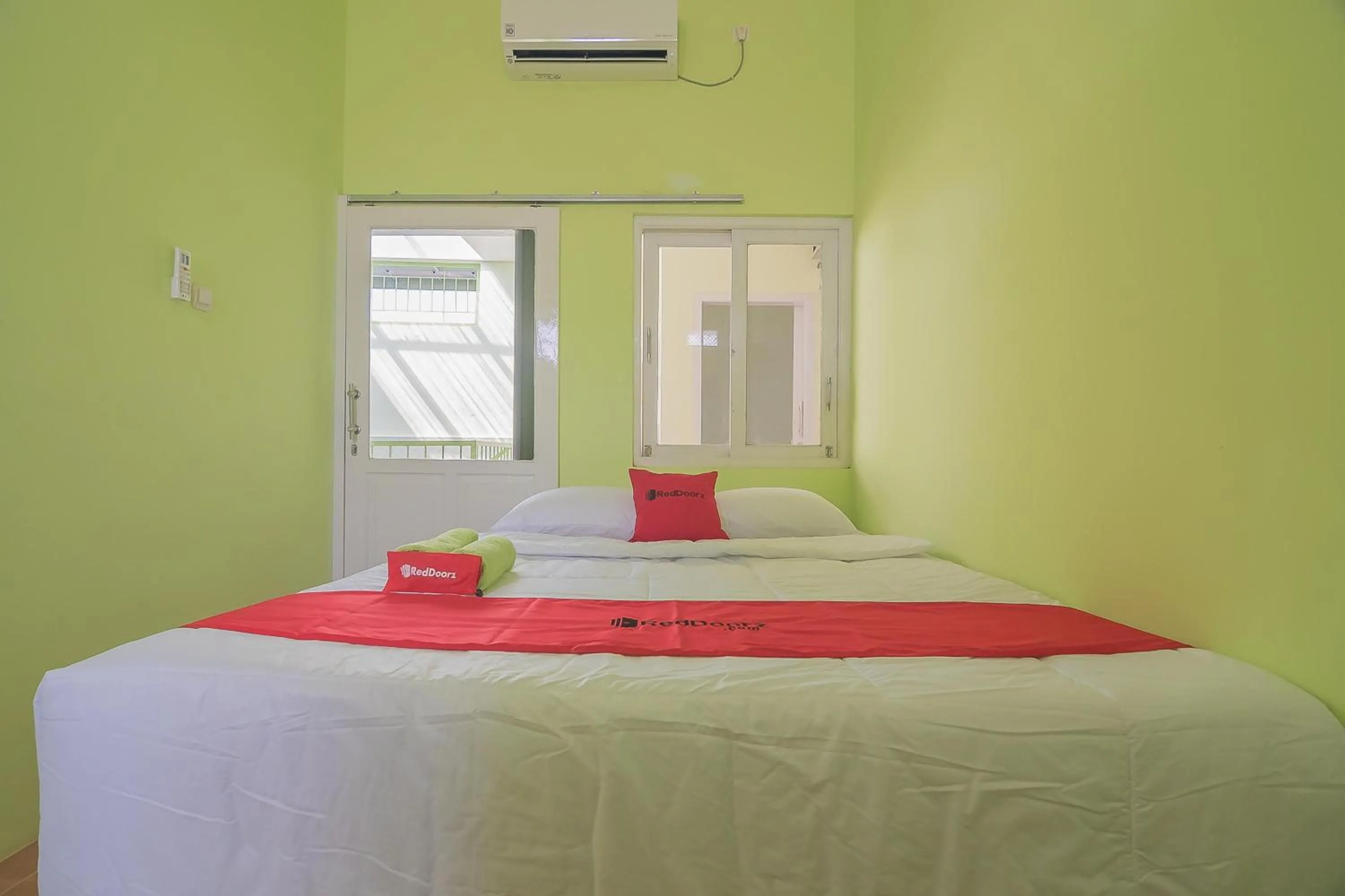 Bedroom, Bed in RedDoorz Syariah near Museum Wisma Karya Subang