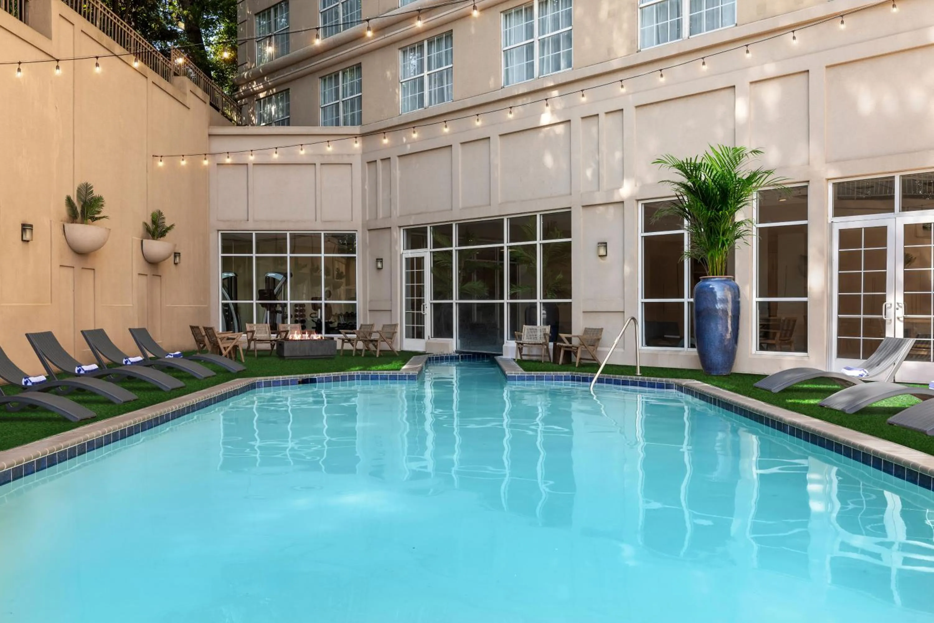 Swimming pool in Sheraton Suites Galleria Atlanta