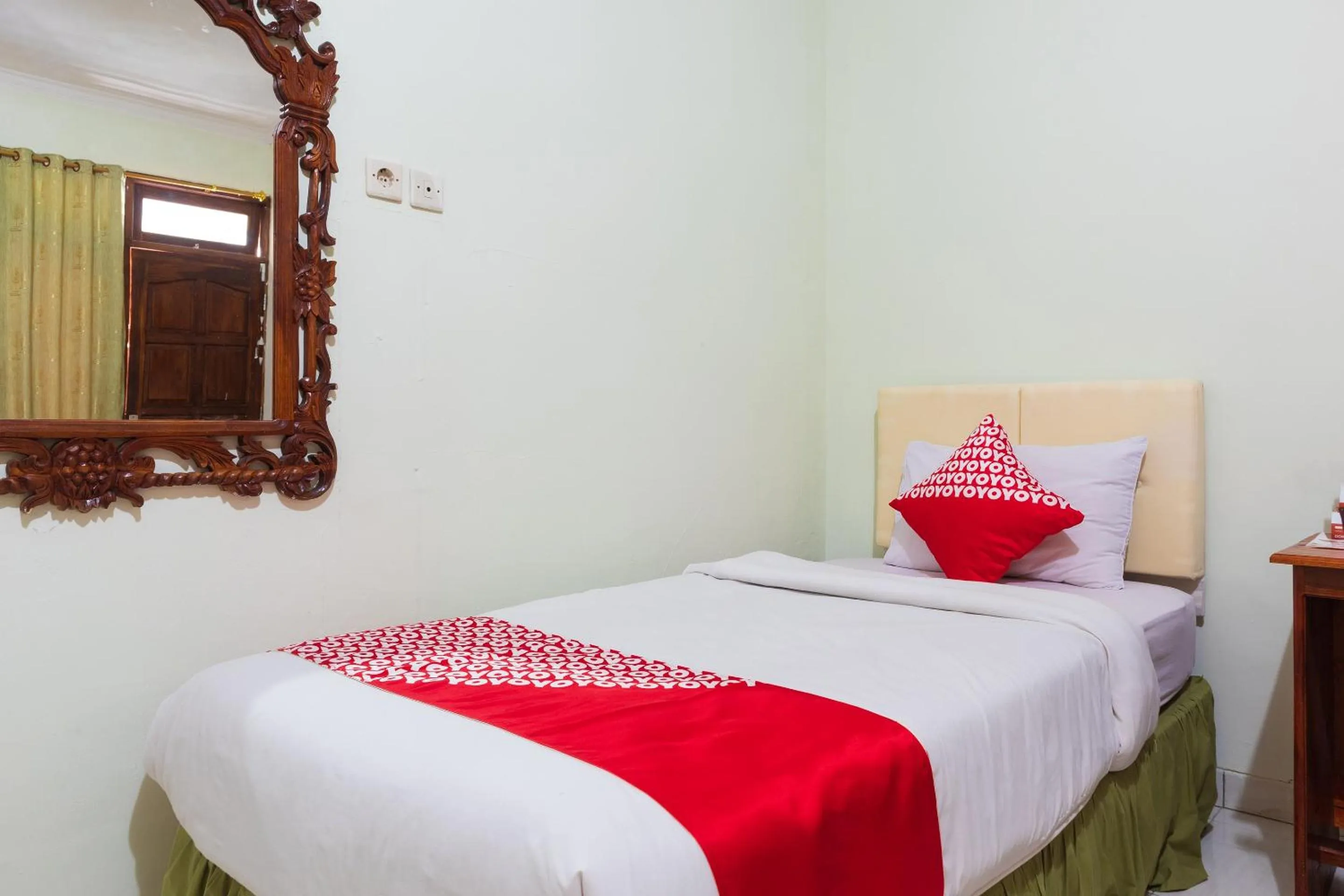 Bedroom in Super OYO 1682 Greenia Hotel