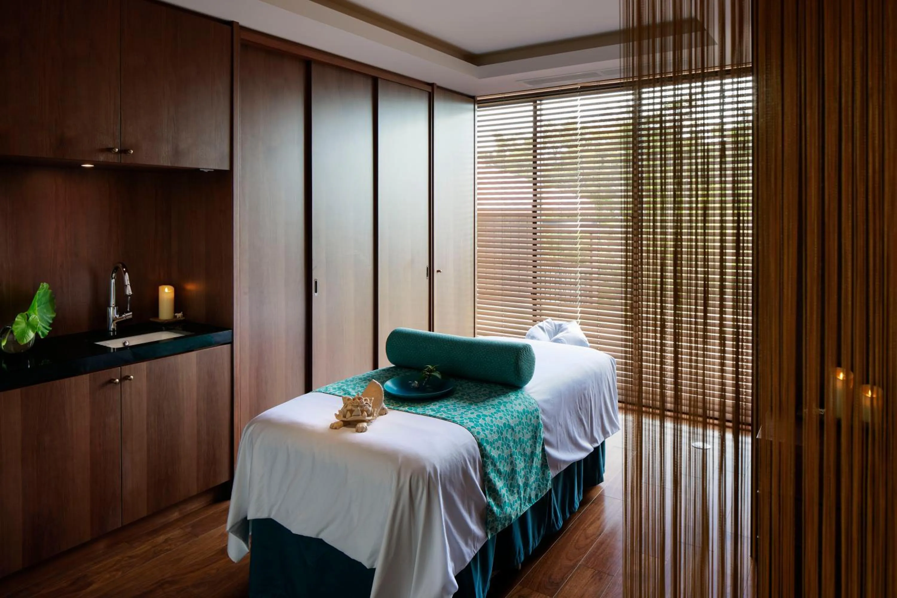 Spa and wellness centre/facilities, Bed in THE HIRAMATSU HOTELS & RESORTS GINOZA OKINAWA