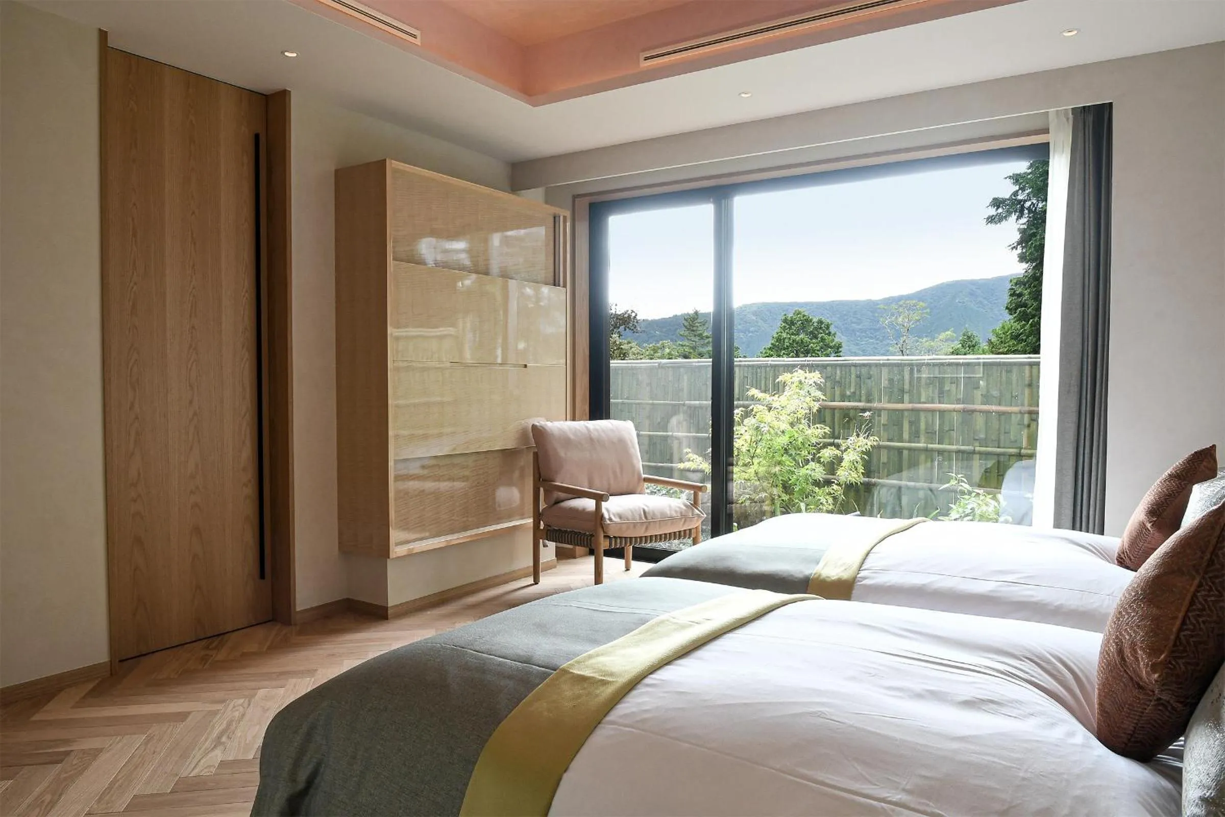 Bed in THE HIRAMATSU HOTELS & RESORTS SENGOKUHARA HAKONE