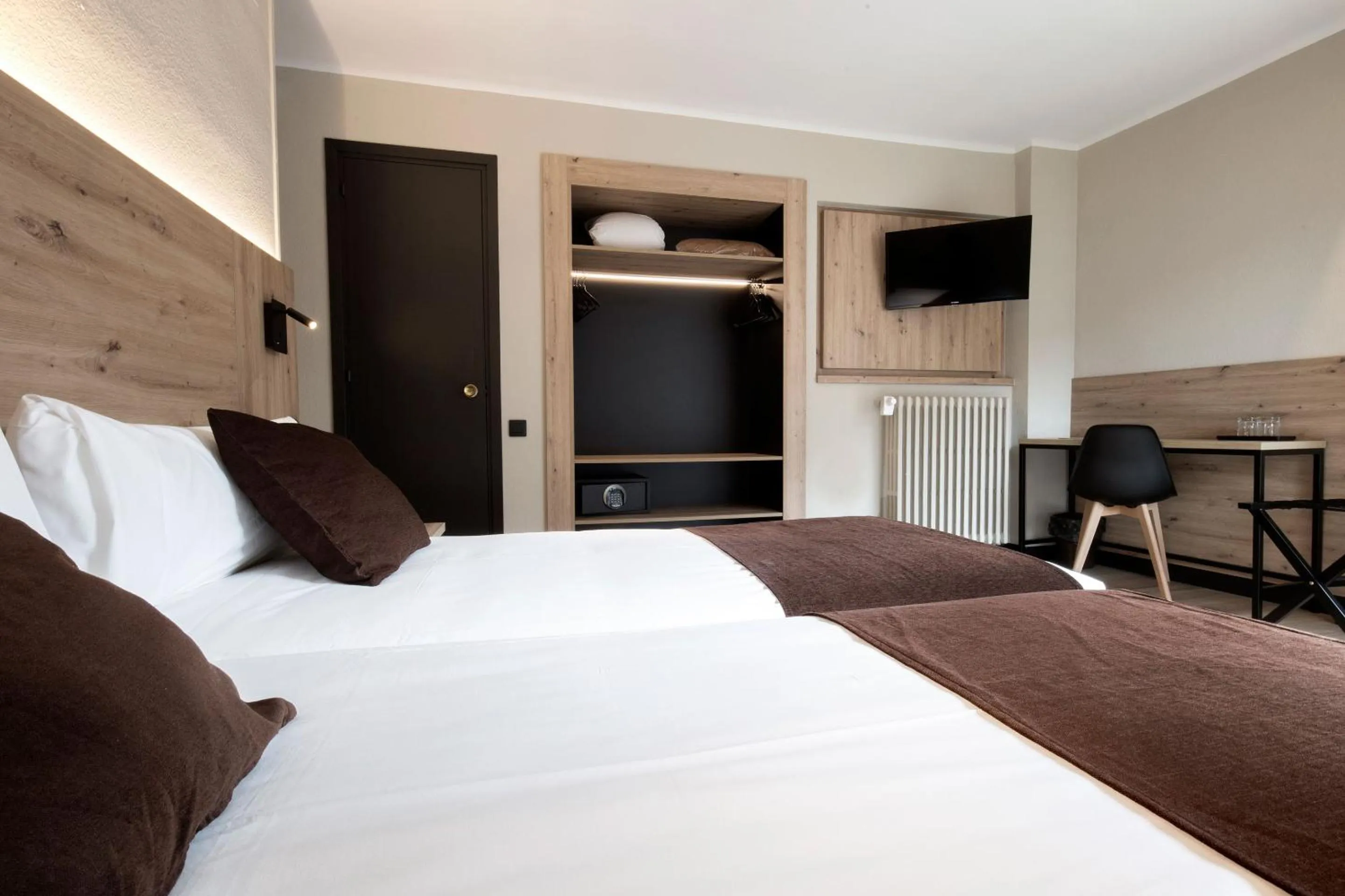 Bed in Hotel Comtes d'Urgell by Nexta