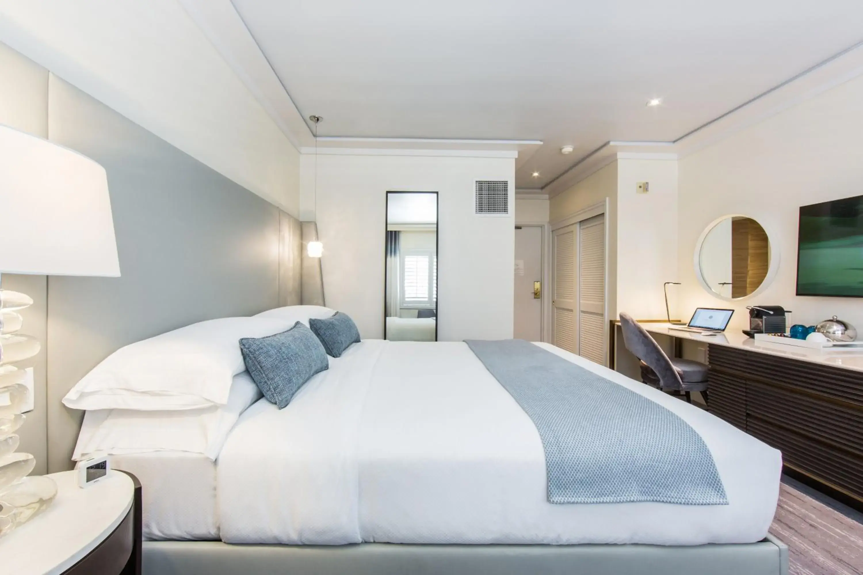 One-Bedroom Suite in Mosaic Hotel Beverly Hills One-Bedroom Suite in Mosaic Hotel Beverly Hills