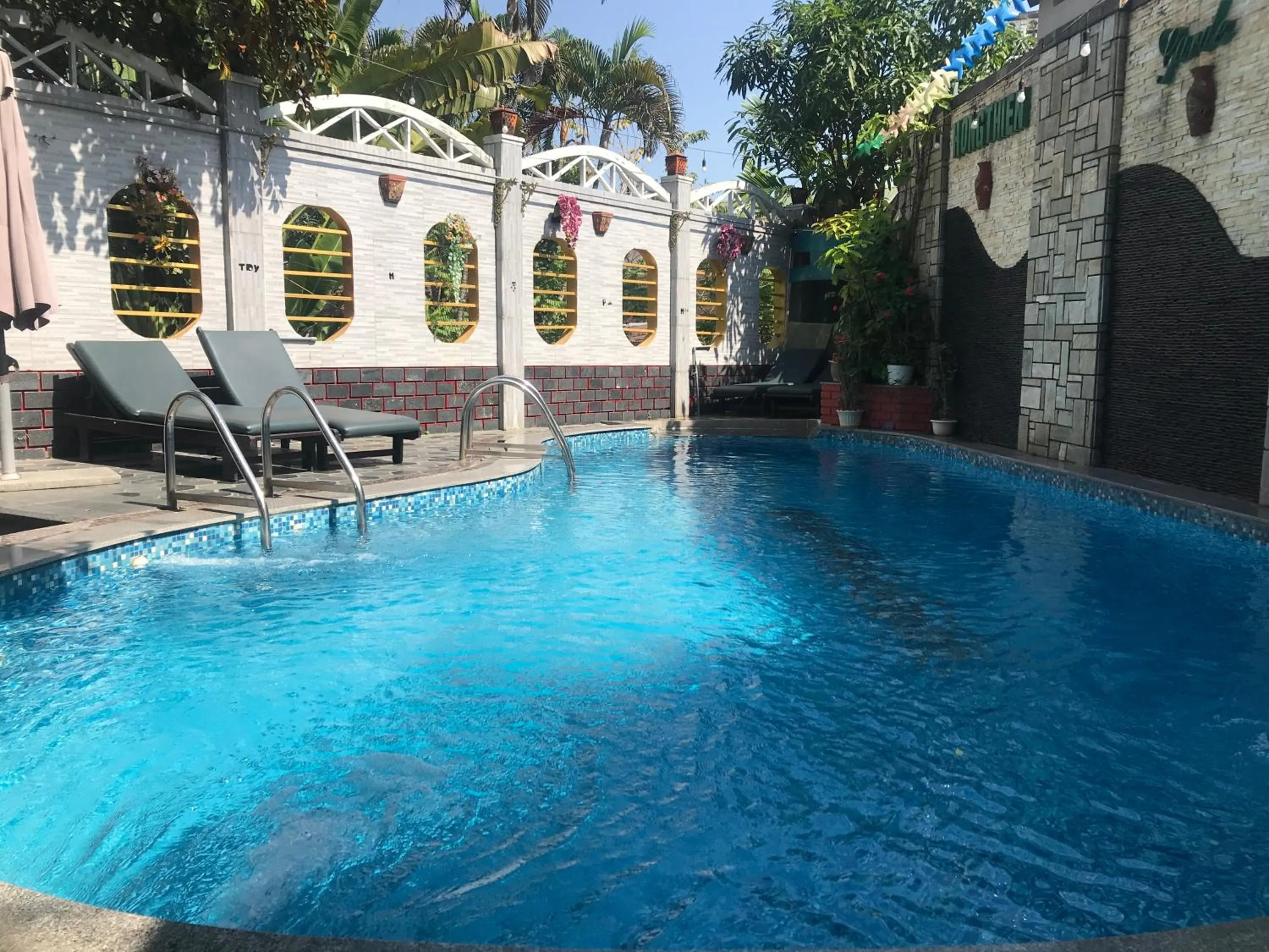Swimming pool in Hong Thien 1 Hotel
