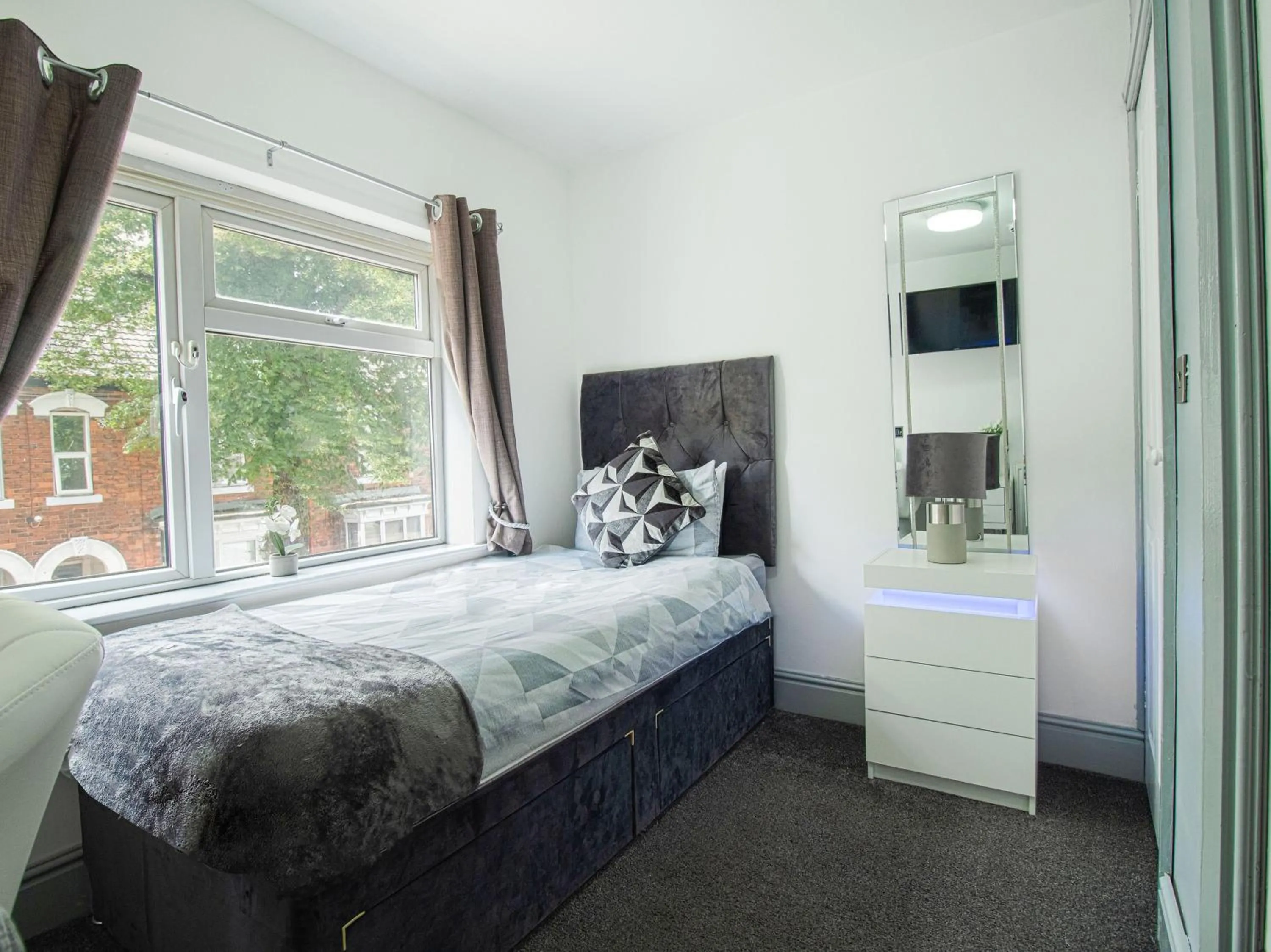 Deluxe Single Room in OYO Hotel Clamart