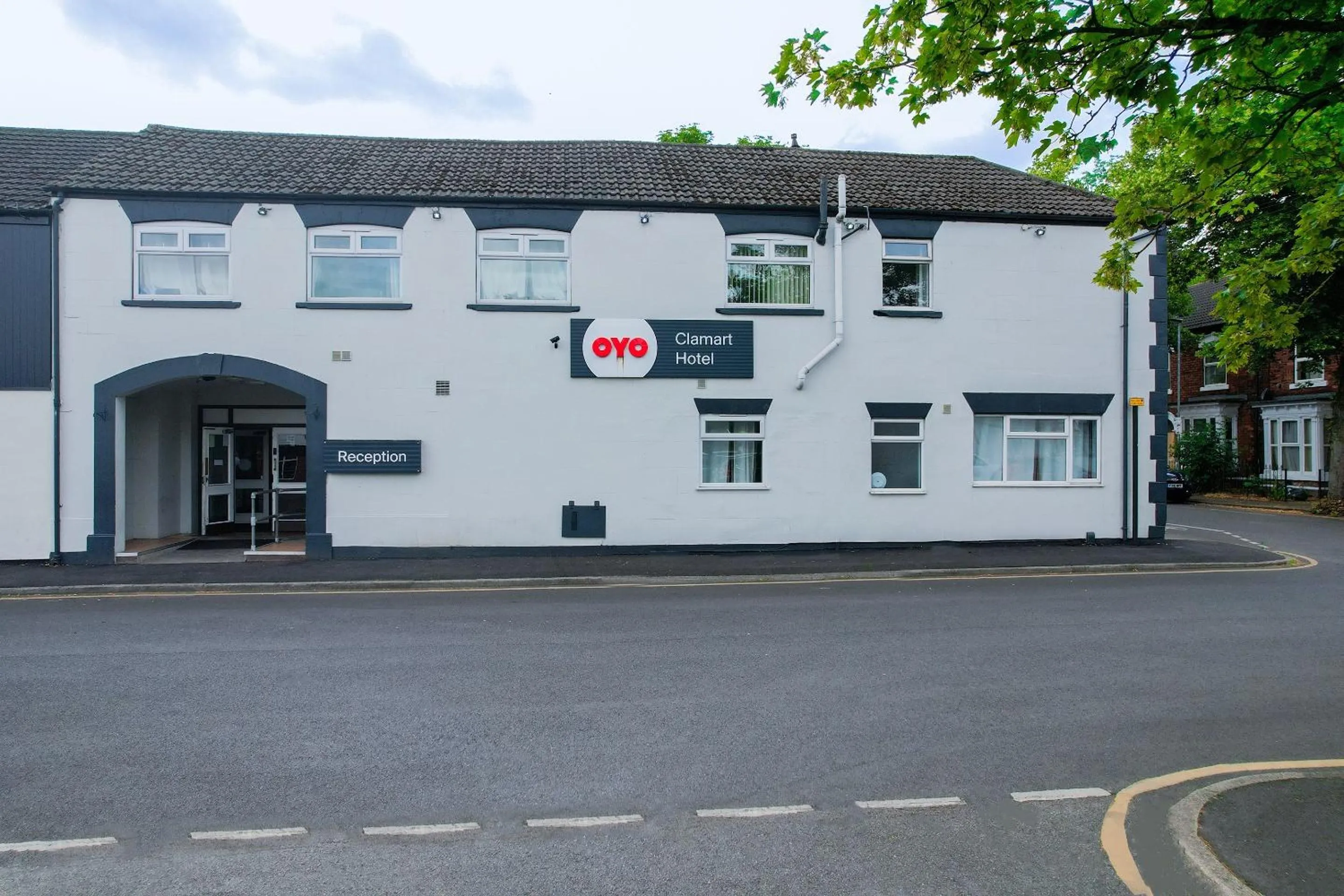 Facade/entrance in OYO Hotel Clamart