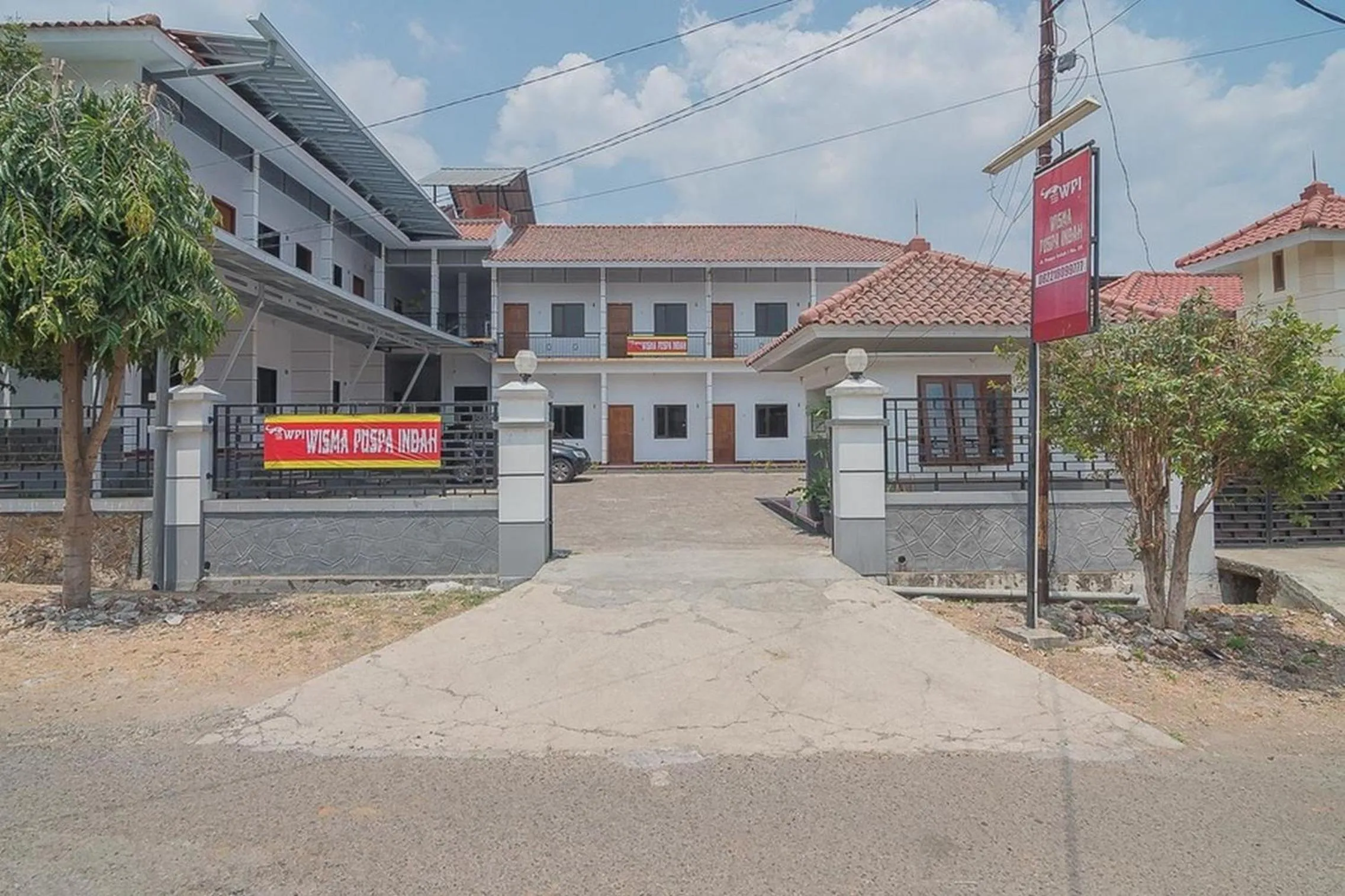 Facade/entrance in RedDoorz Plus near RSUD Majalengka