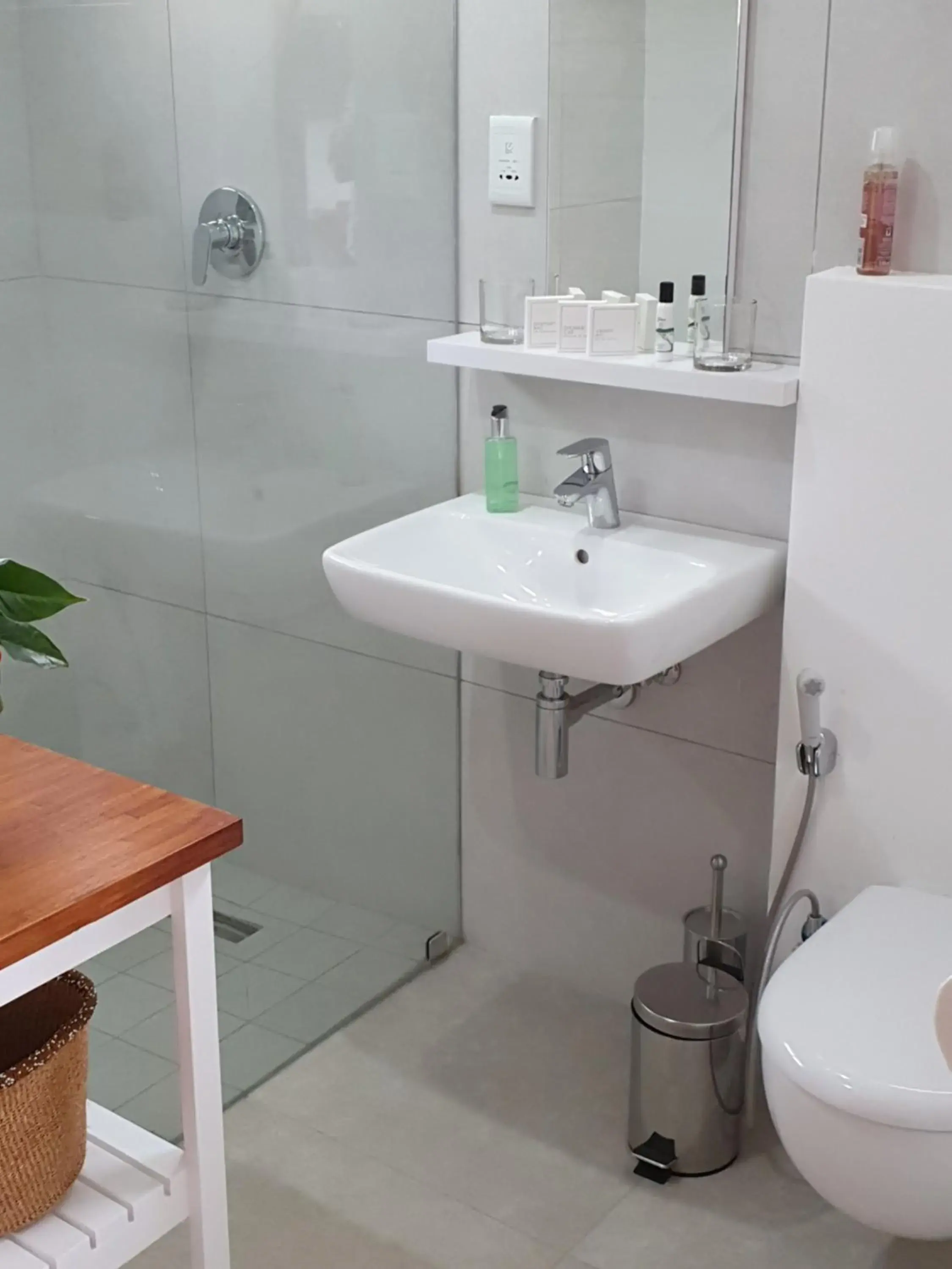 Queen Room with Garden View in 5 On Lindsay Queen Room with Garden View in 5 On Lindsay