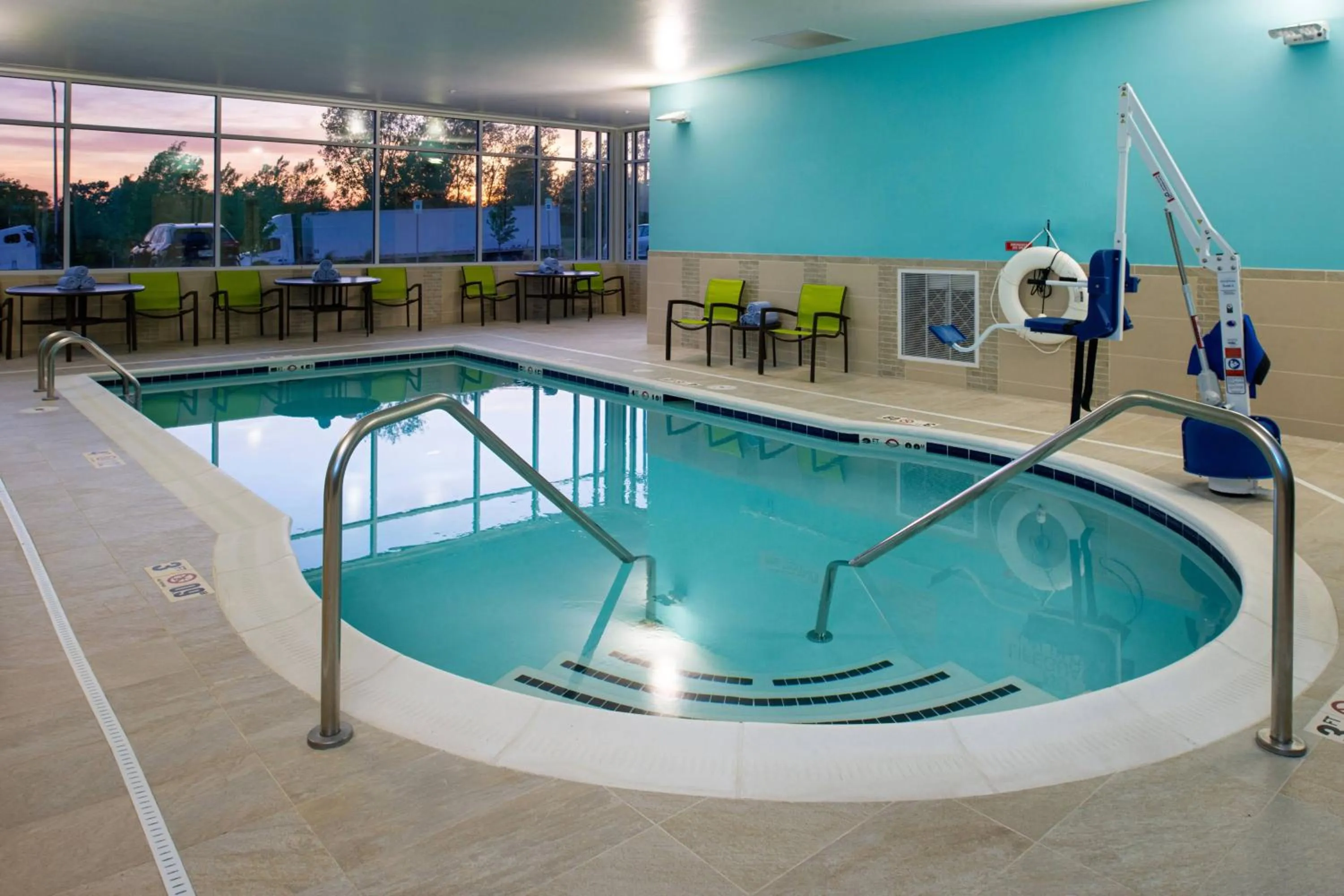 Swimming pool in SpringHill Suites by Marriott Kansas City Northeast