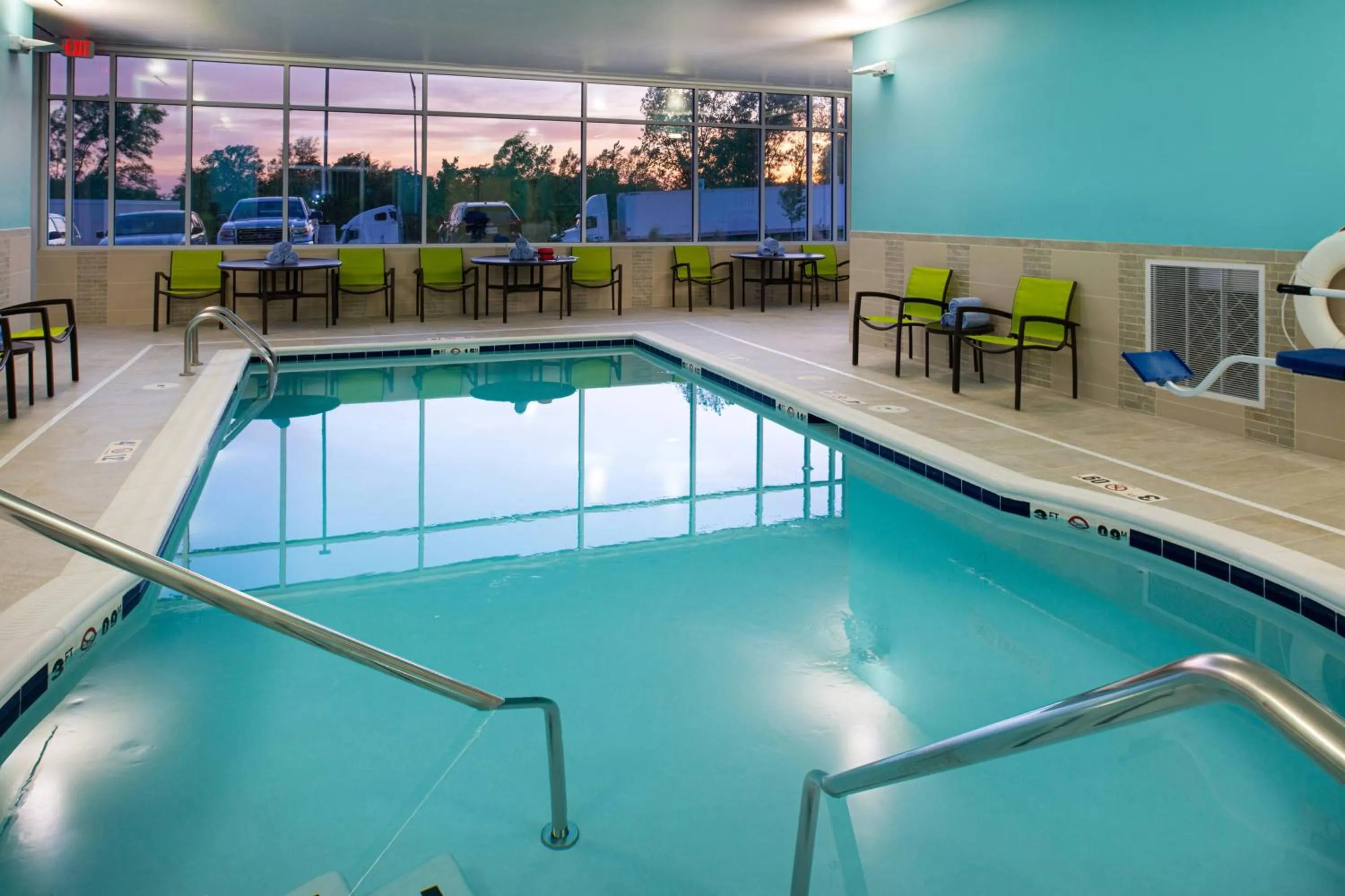Swimming pool in SpringHill Suites by Marriott Kansas City Northeast
