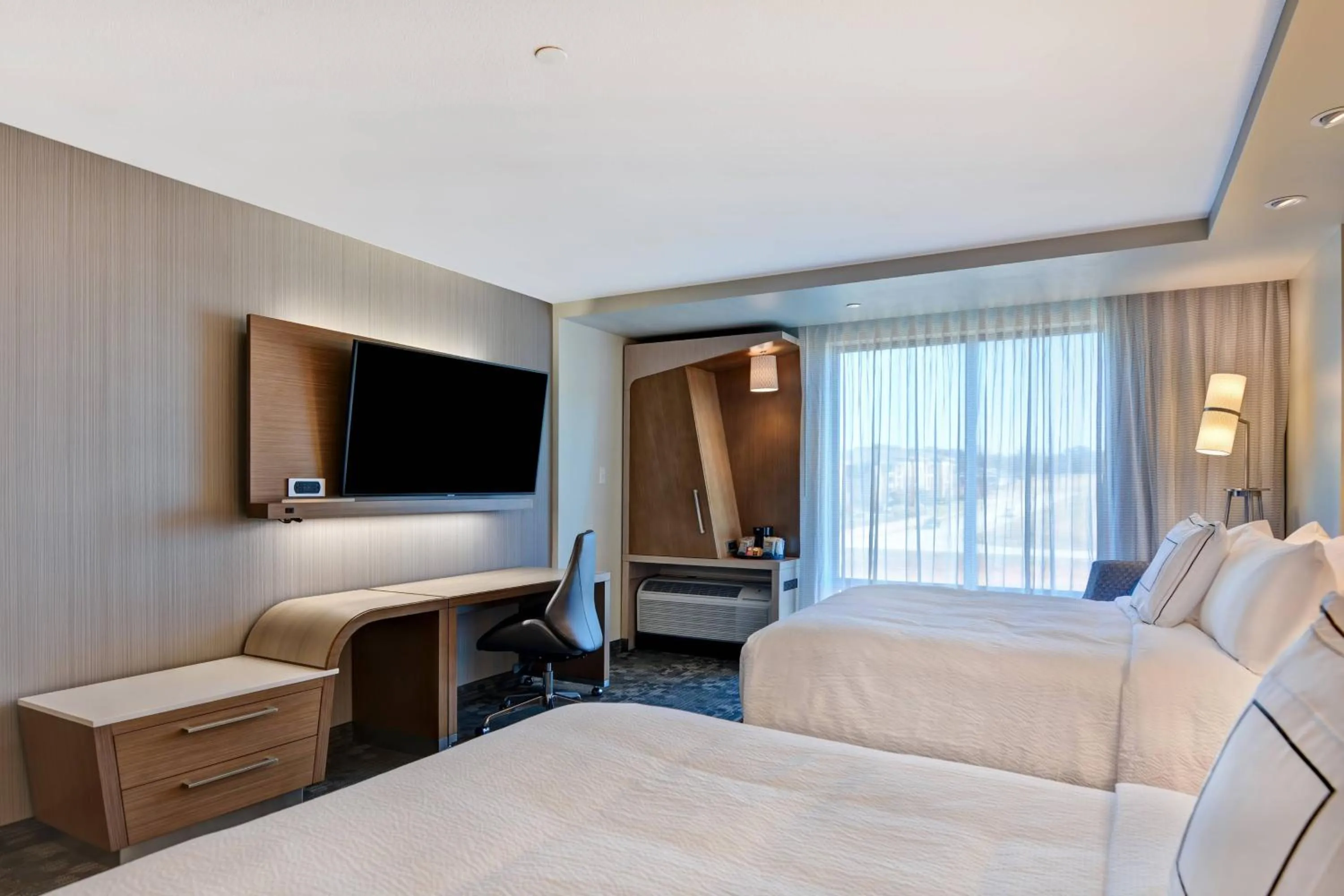 Photo of the whole room, Bed in Courtyard by Marriott Bentonville Rogers Promenade