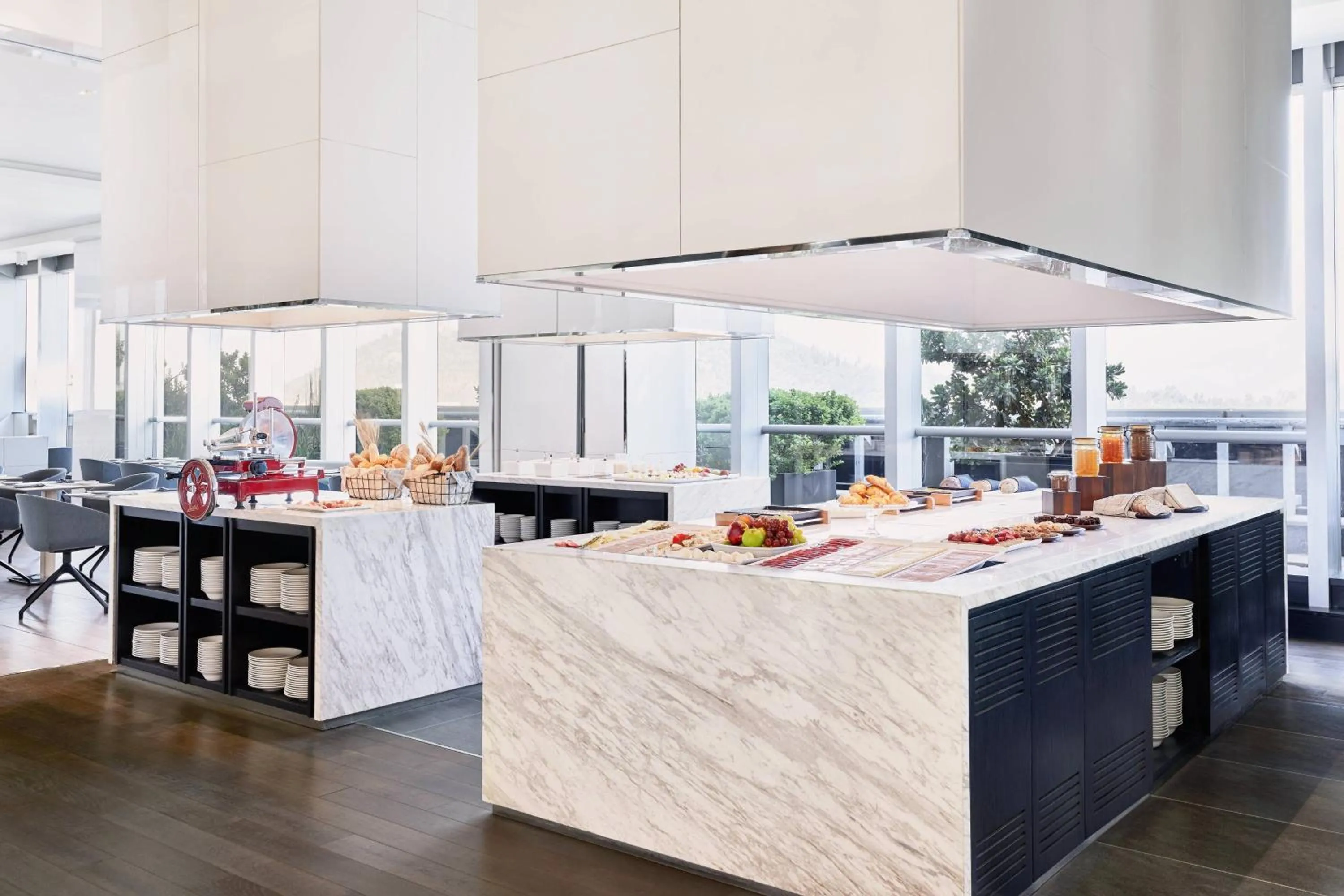 Kitchen or kitchenette in AC Hotel by Marriott Santiago Cenco Costanera