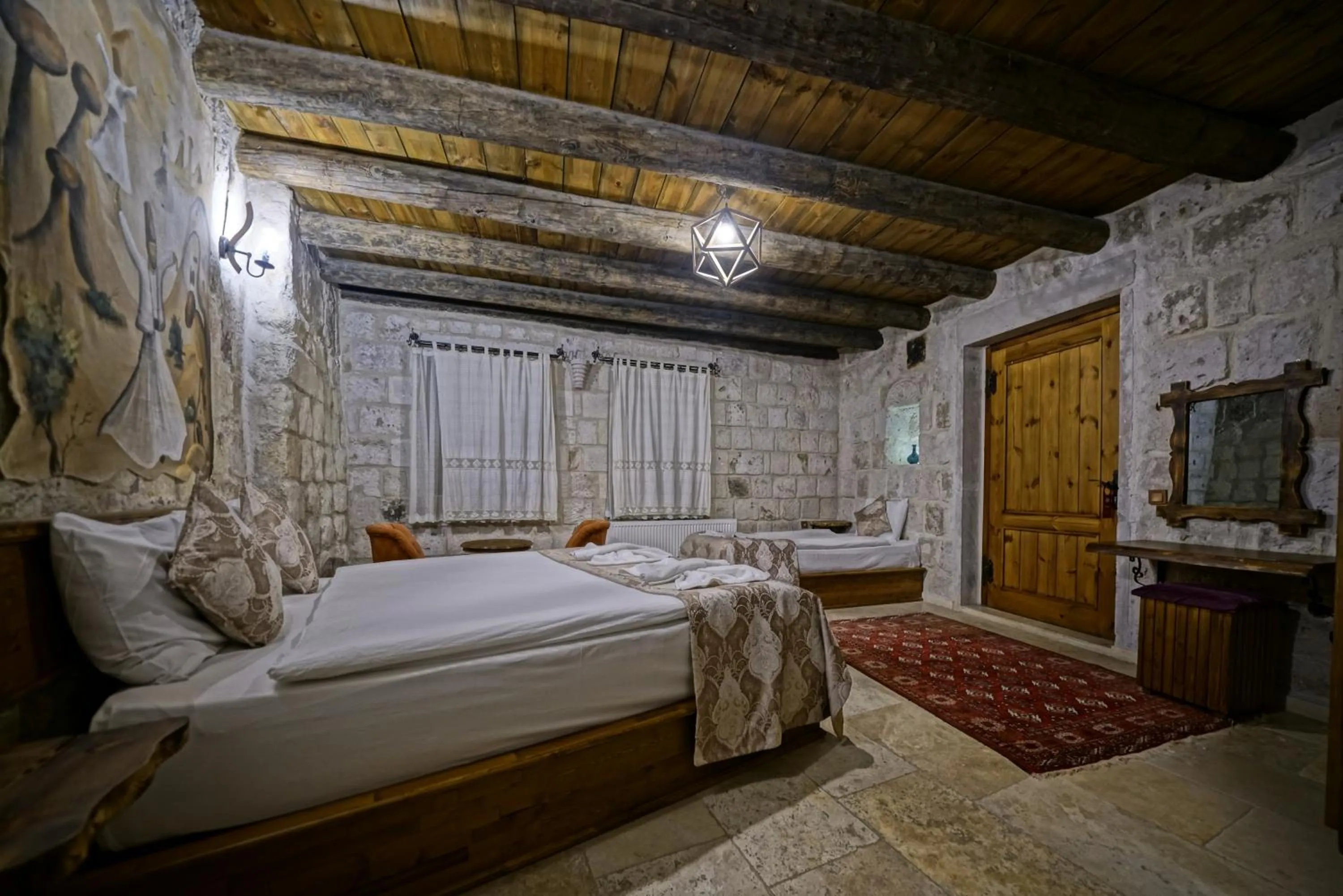 Photo of the whole room, Bed in Risus Cave Suites