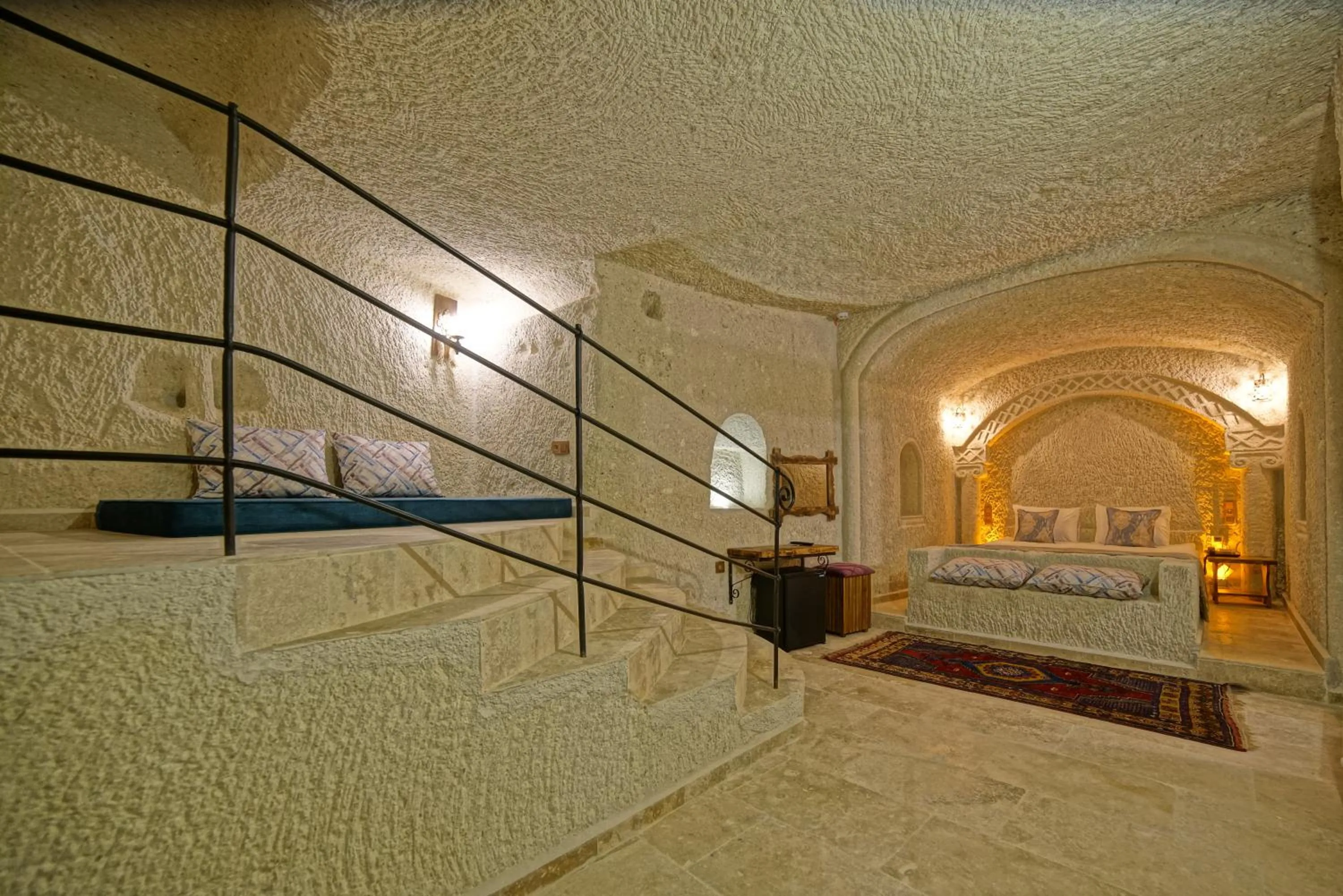 Photo of the whole room, Bed in Risus Cave Suites