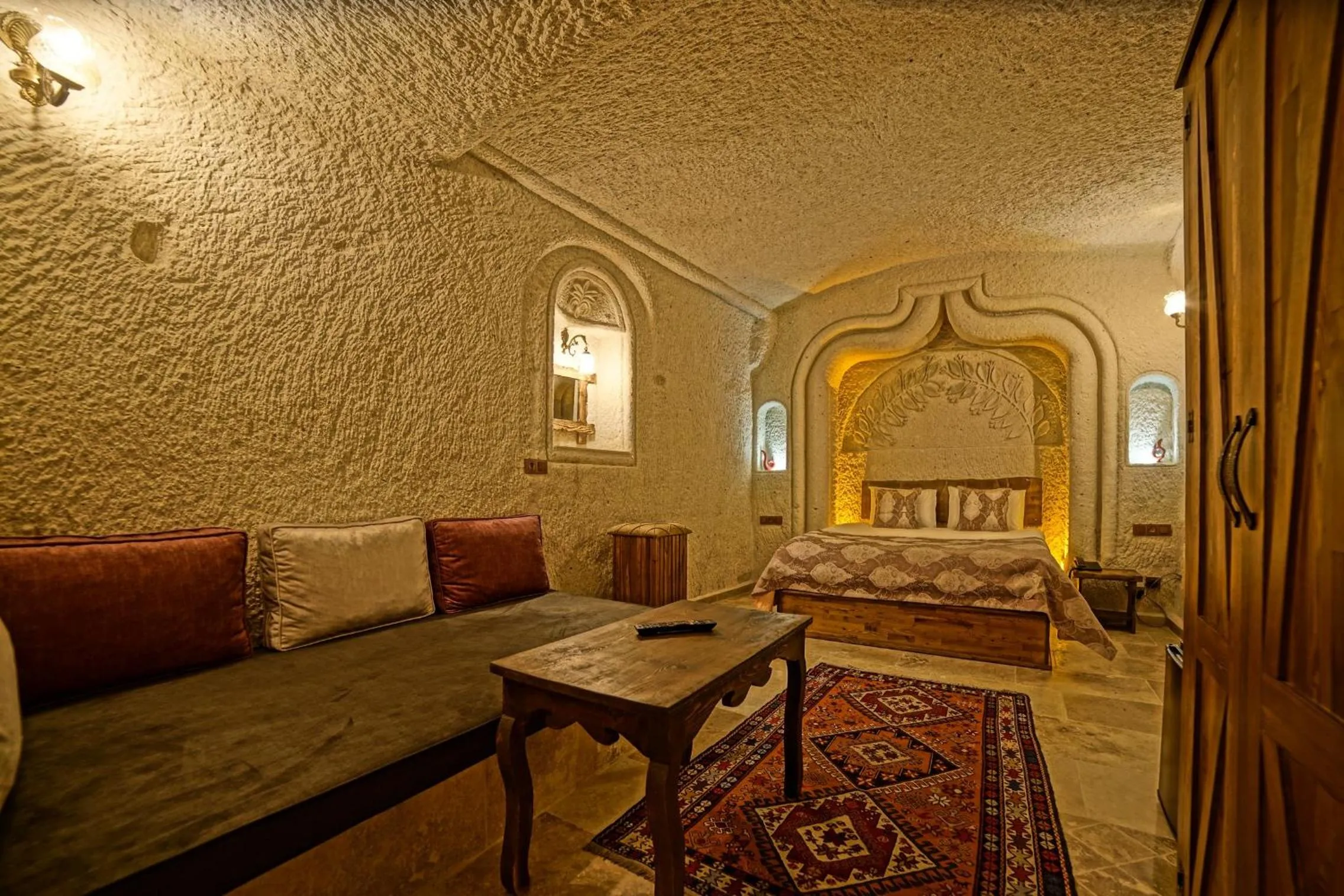 Bed in Risus Cave Suites