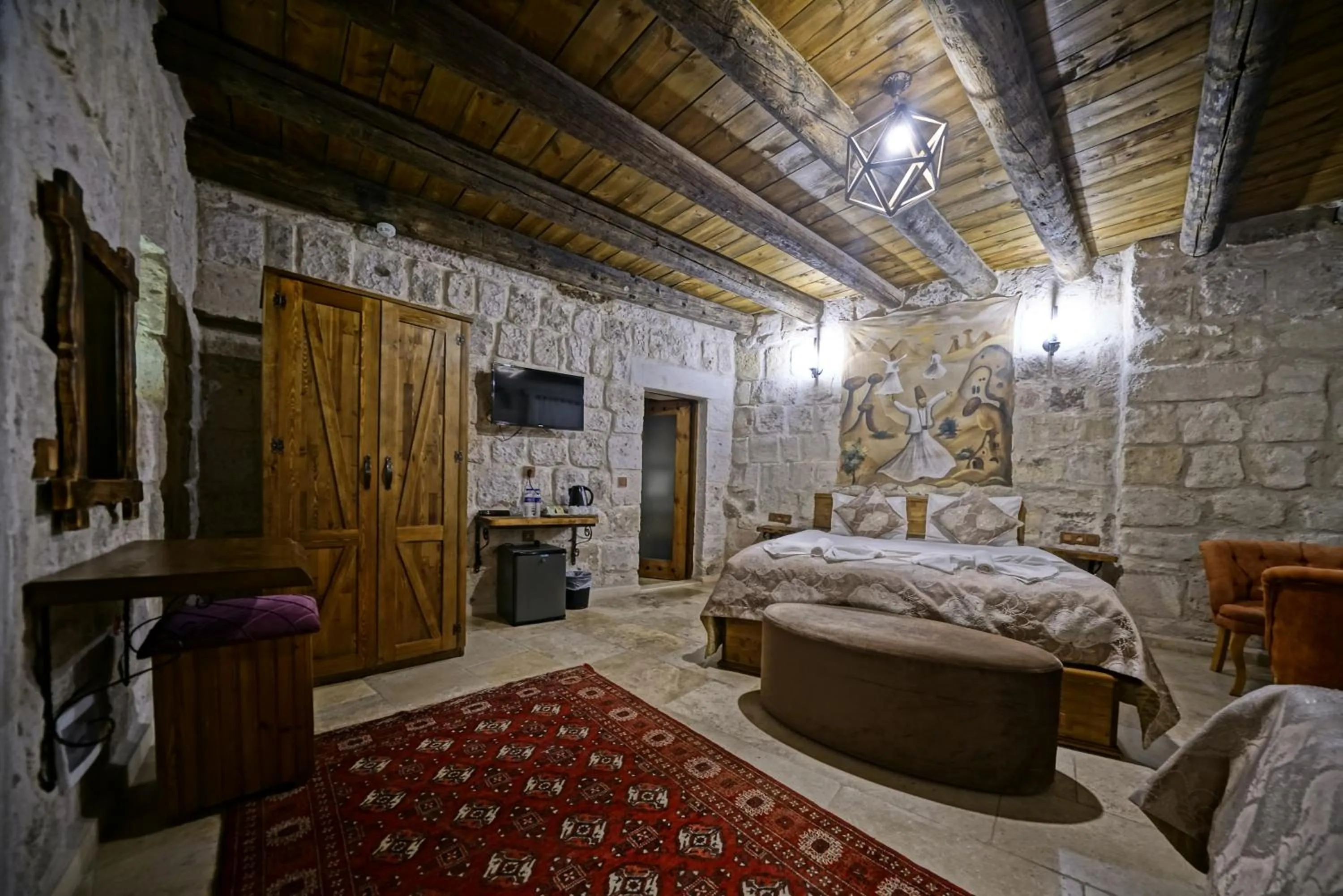 Photo of the whole room, Bed in Risus Cave Suites