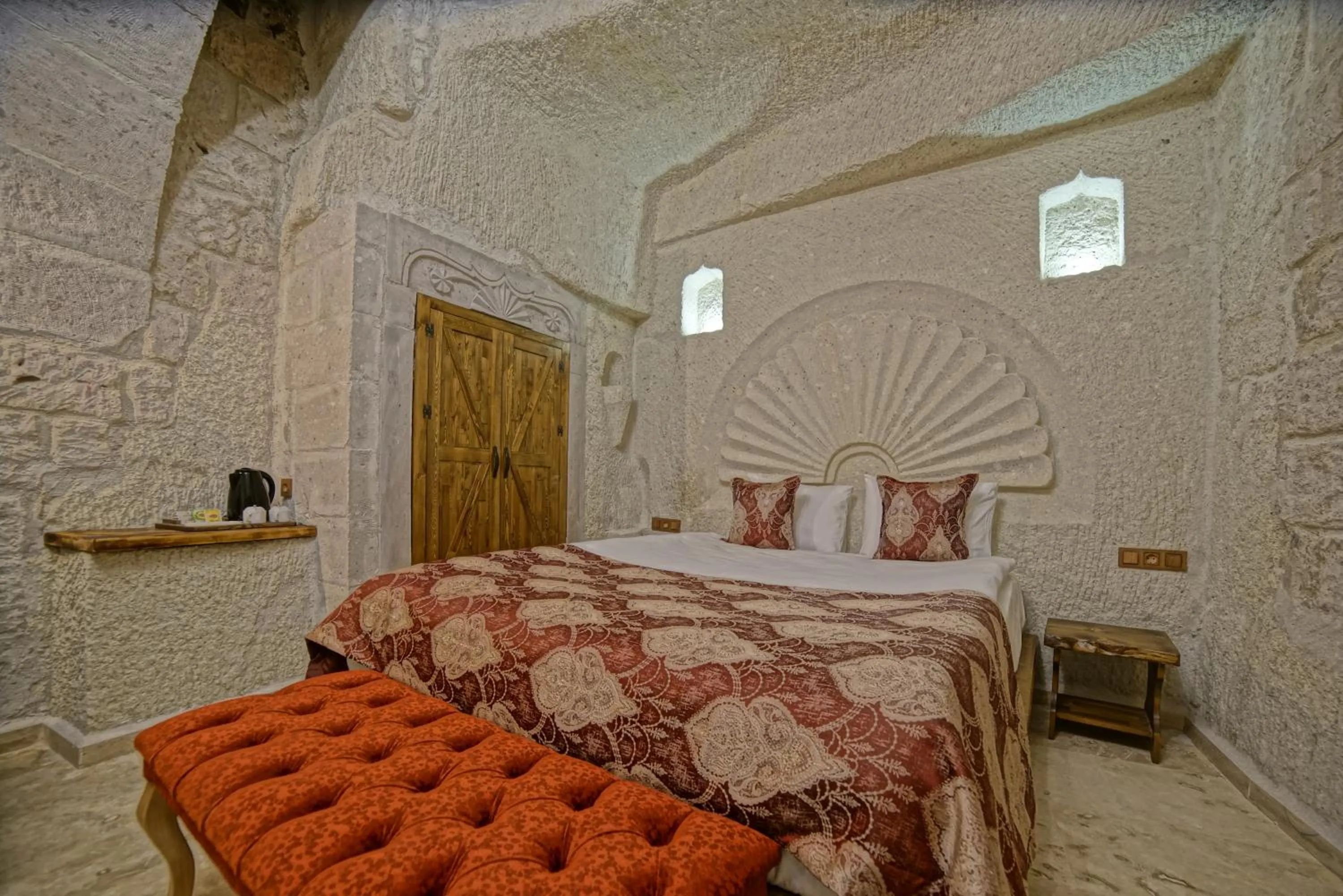 Photo of the whole room, Bed in Risus Cave Suites