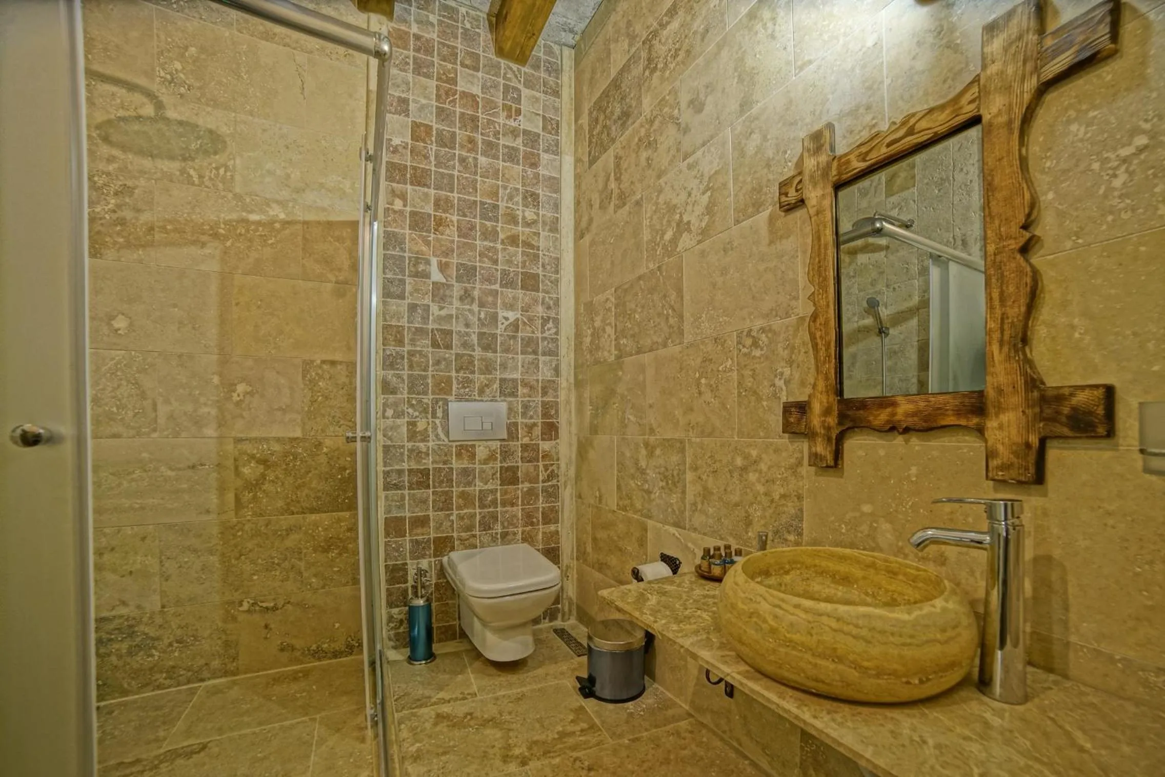 Bathroom in Risus Cave Suites