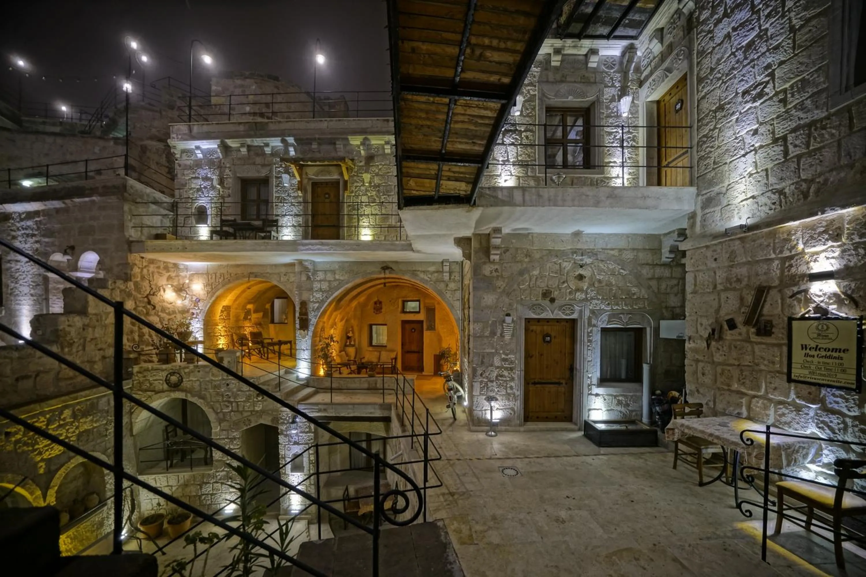 Night in Risus Cave Suites