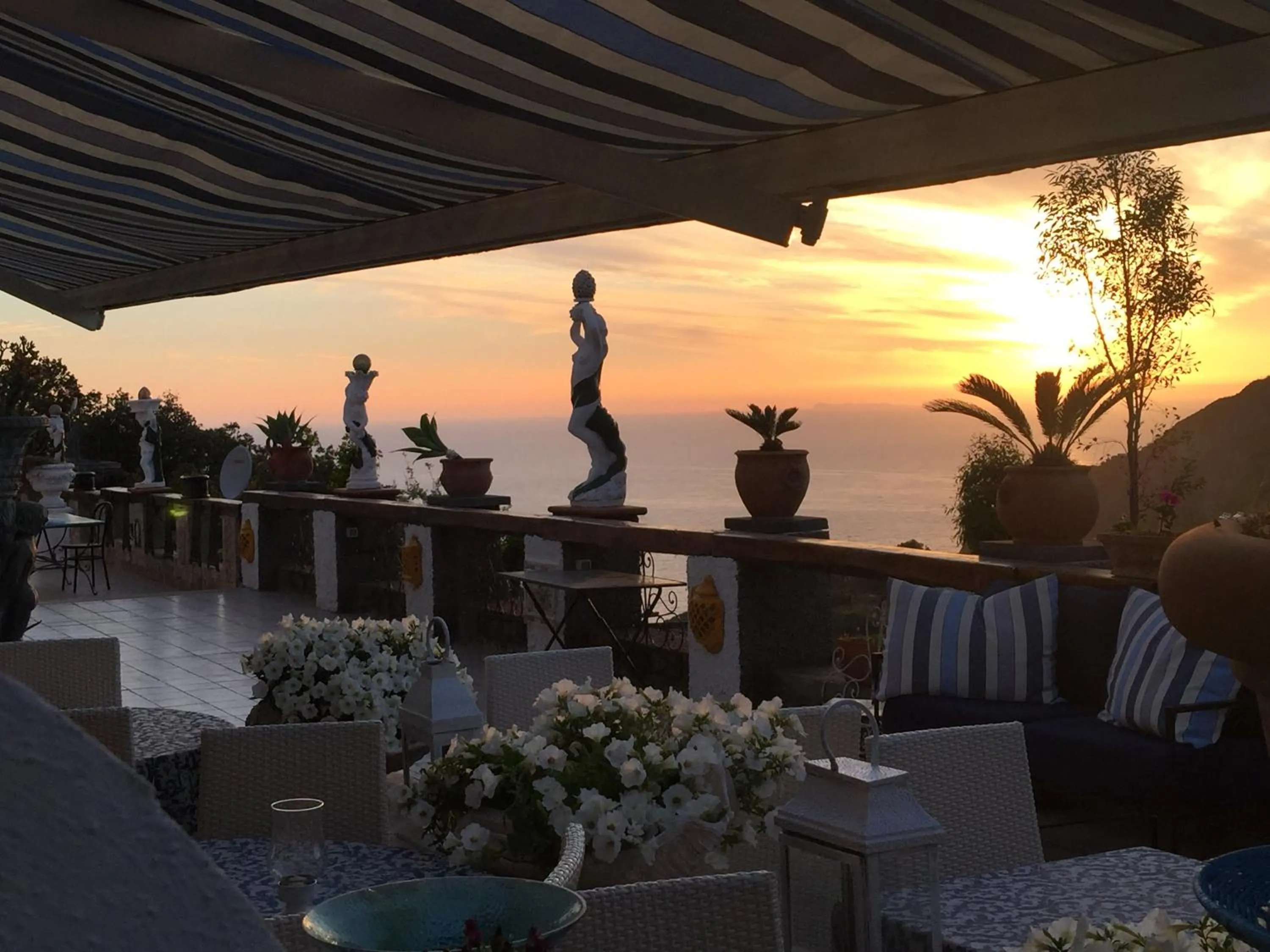 Restaurant/places to eat in Villa Neptunus