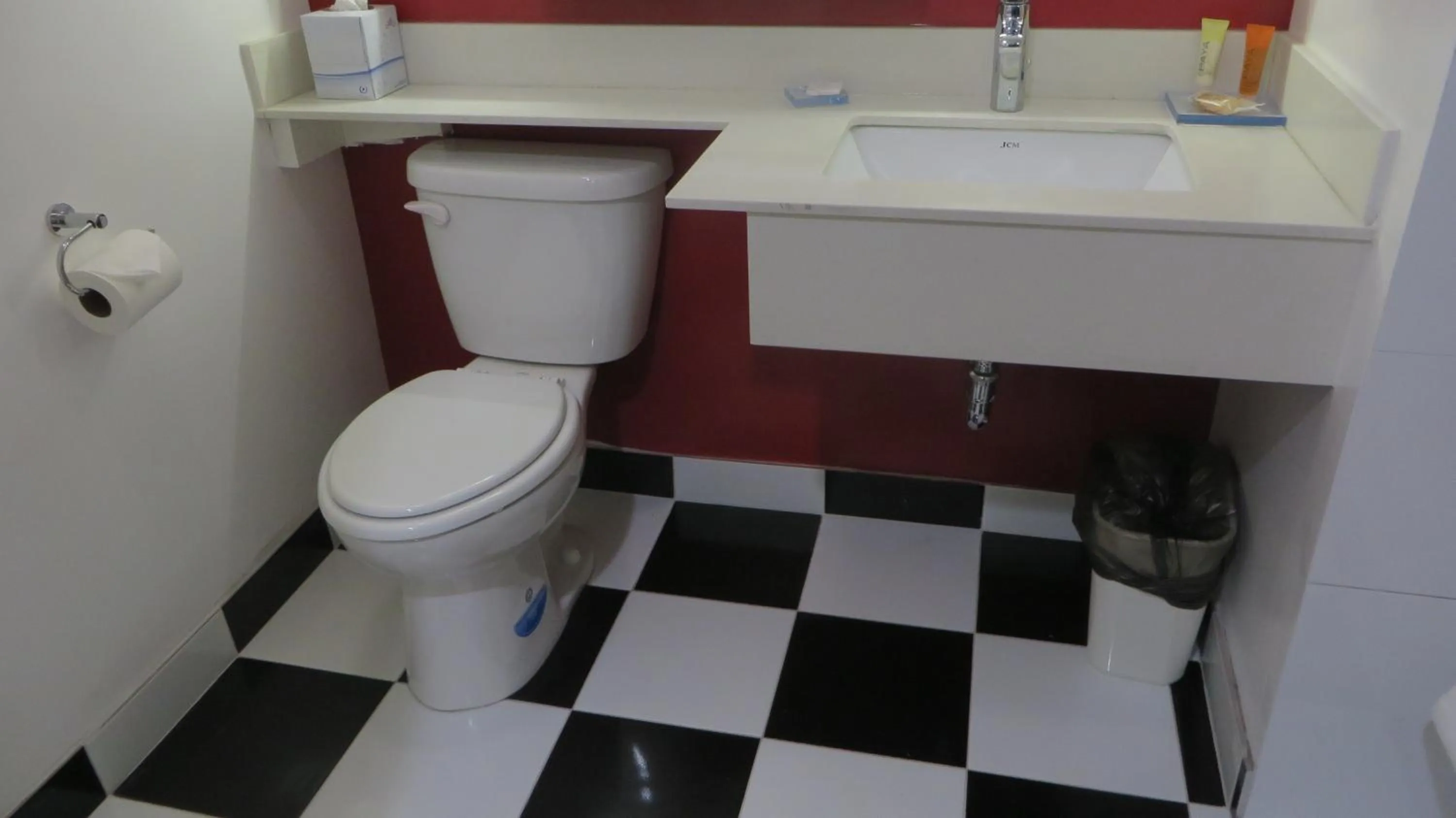 Bathroom in Legend Hotel Hollywood