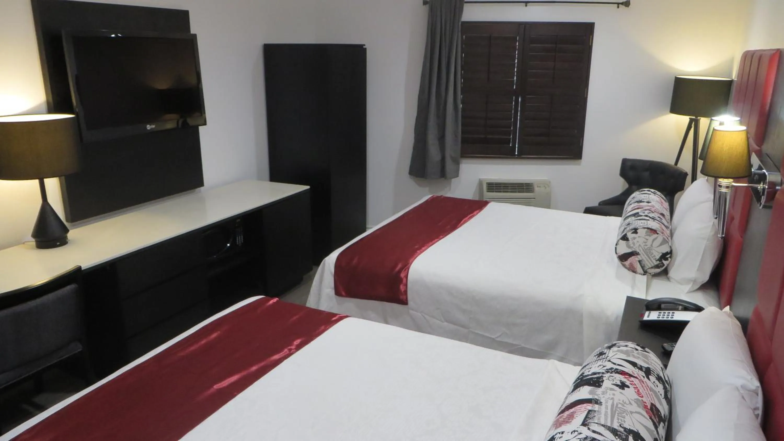 Photo of the whole room, Bed in Legend Hotel Hollywood