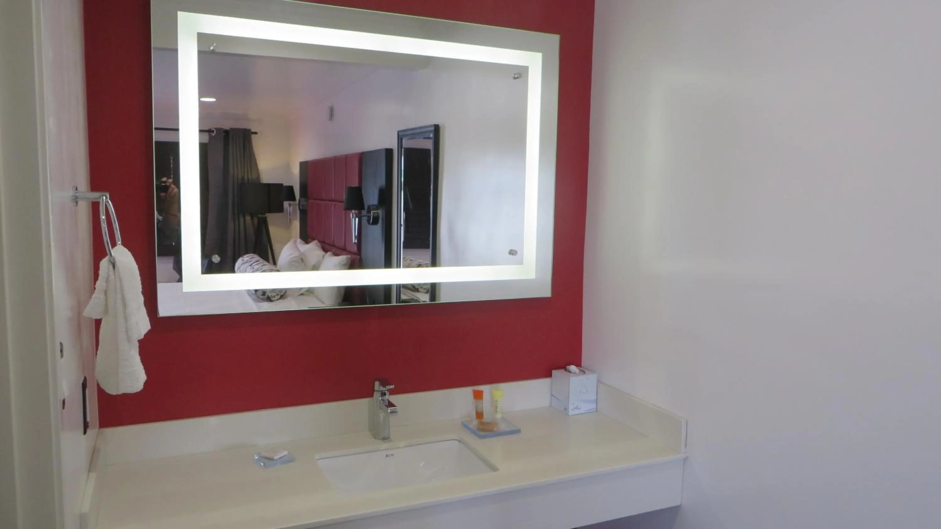 Photo of the whole room in Legend Hotel Hollywood