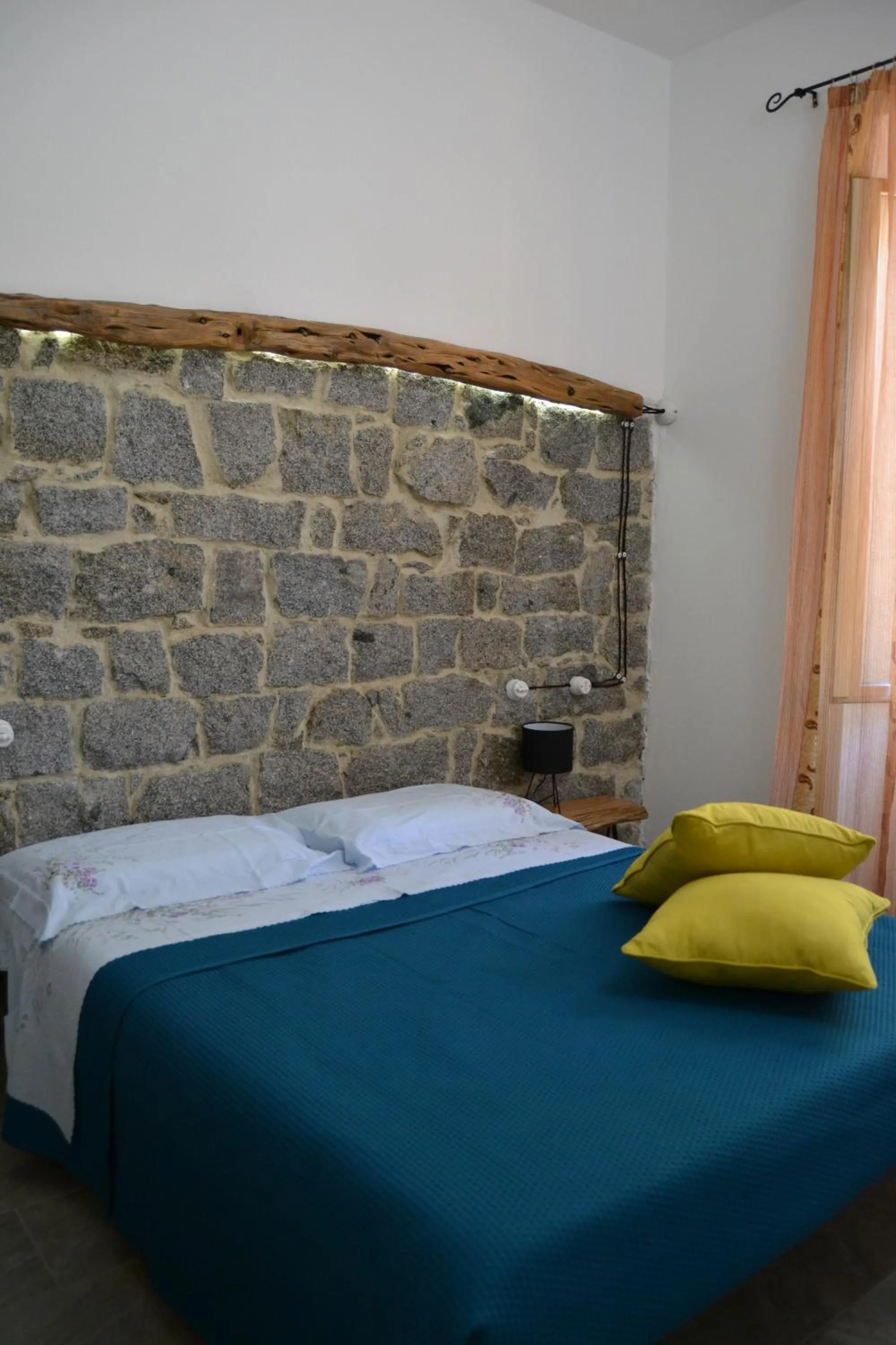 Bed in Borgo Marinaro La Medusa Arbatax - camera matrimoniale con bagno privato-